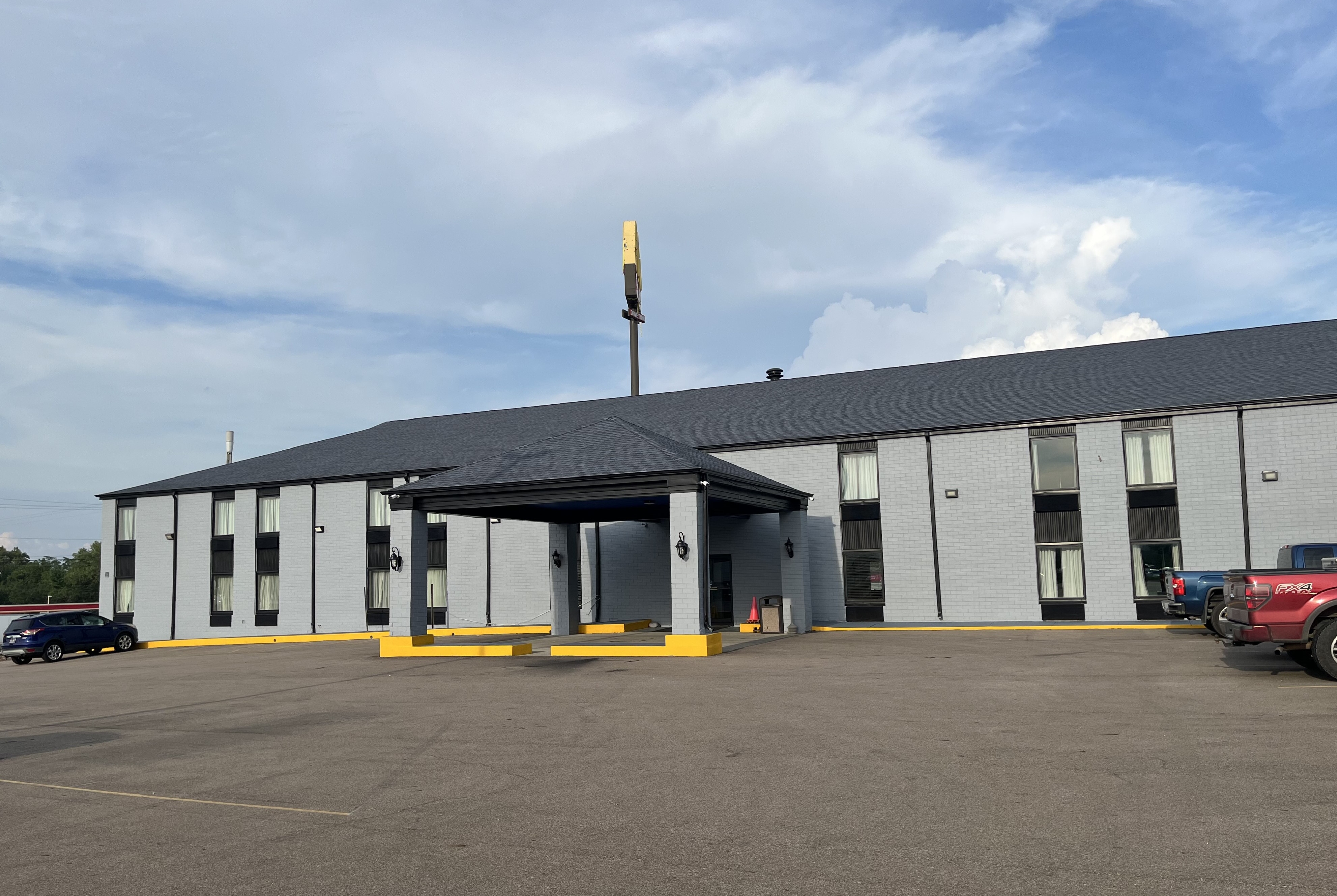 Exterior of Days Inn & Suites by Wyndham Bloomington/Normal IL hotel in Bloomington, Illinois