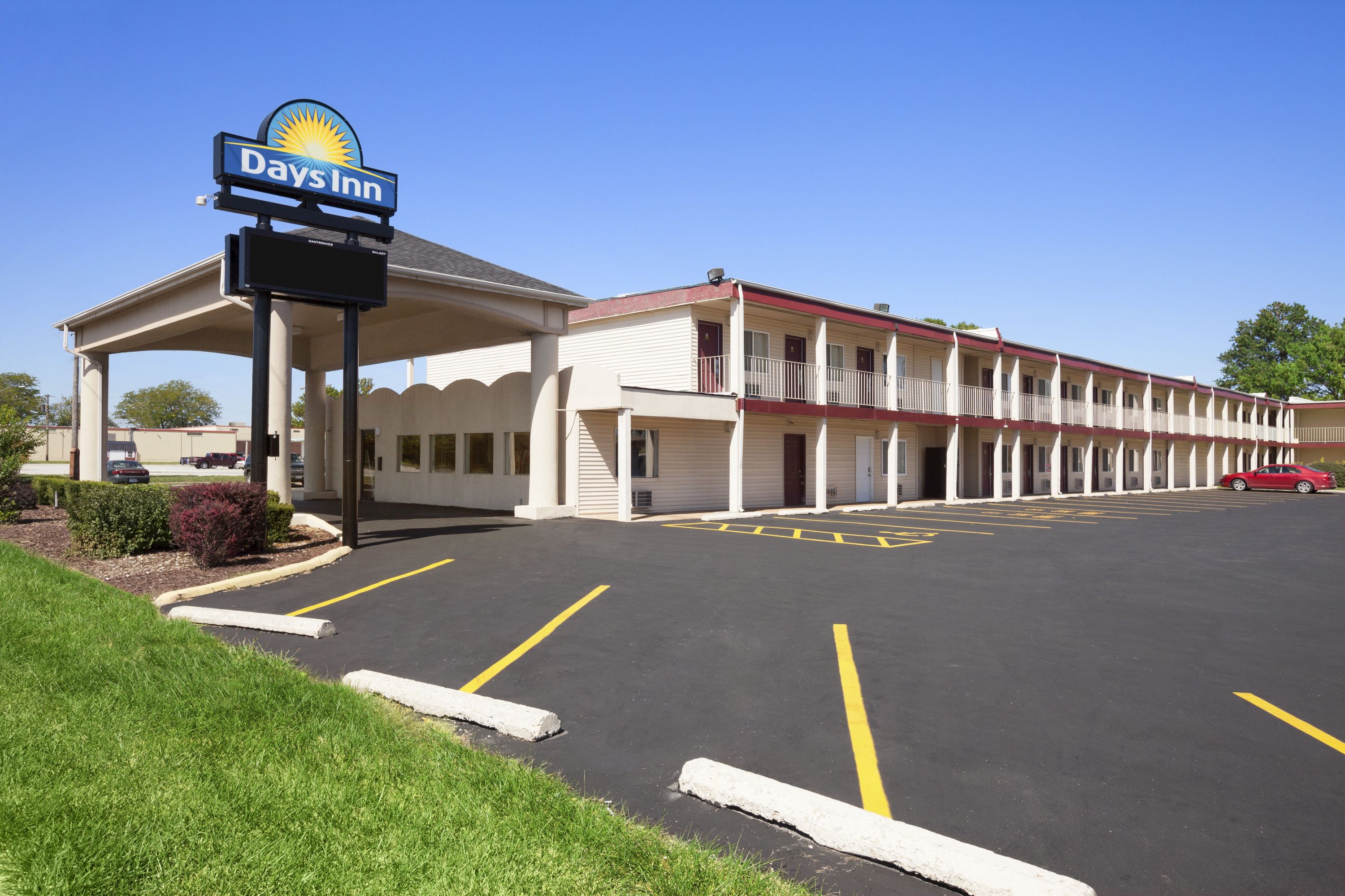 Exterior of Days Inn by Wyndham Champaign/Urbana hotel in Champaign, Illinois