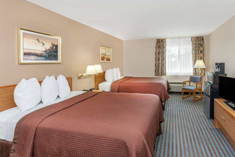 Days Inn Charleston Hotels Il 61920 Guest Room At The Days Inn Charleston In Illinois