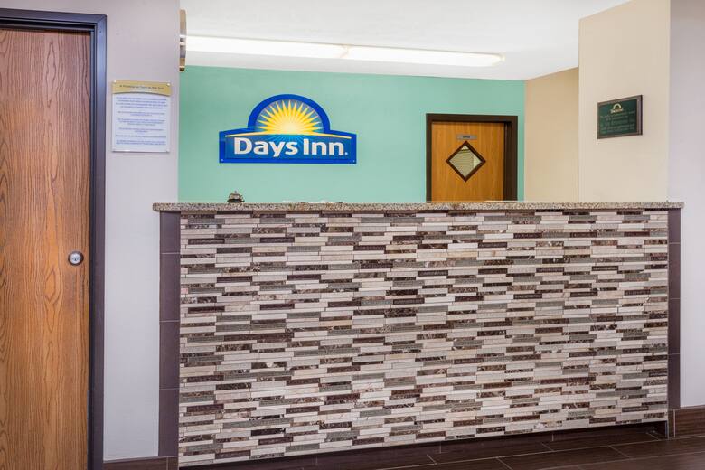 Days Inn By Wyndham Charleston Hotels Il 61920 Days Inn By Wyndham Charleston Hotel Lobby In Illinois