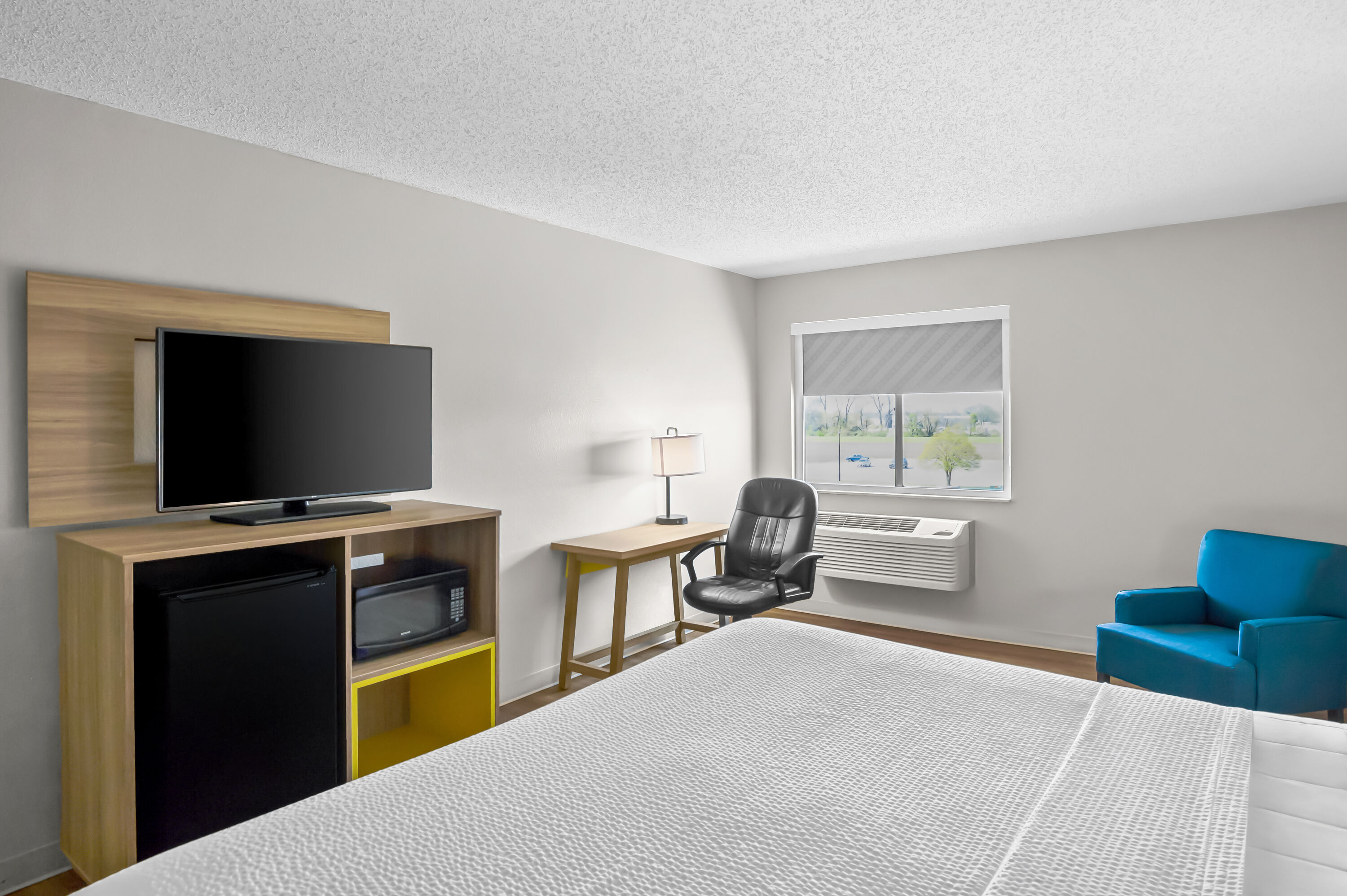 King bed guest room at the Days Inn by Wyndham Collinsville/St. Louis in Collinsville, Illinois