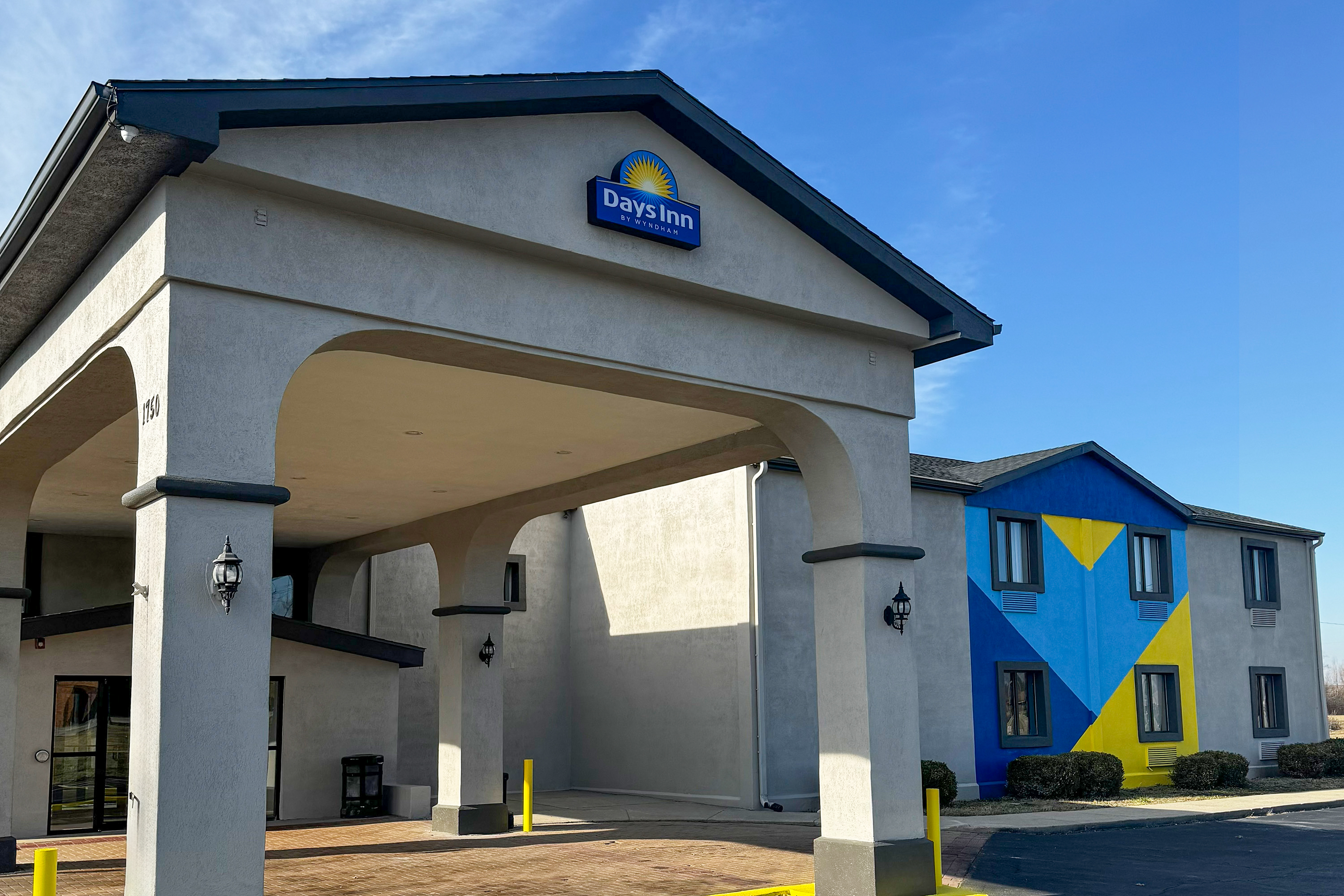 Exterior of Days Inn by Wyndham Lincoln, IL hotel in Lincoln, Illinois