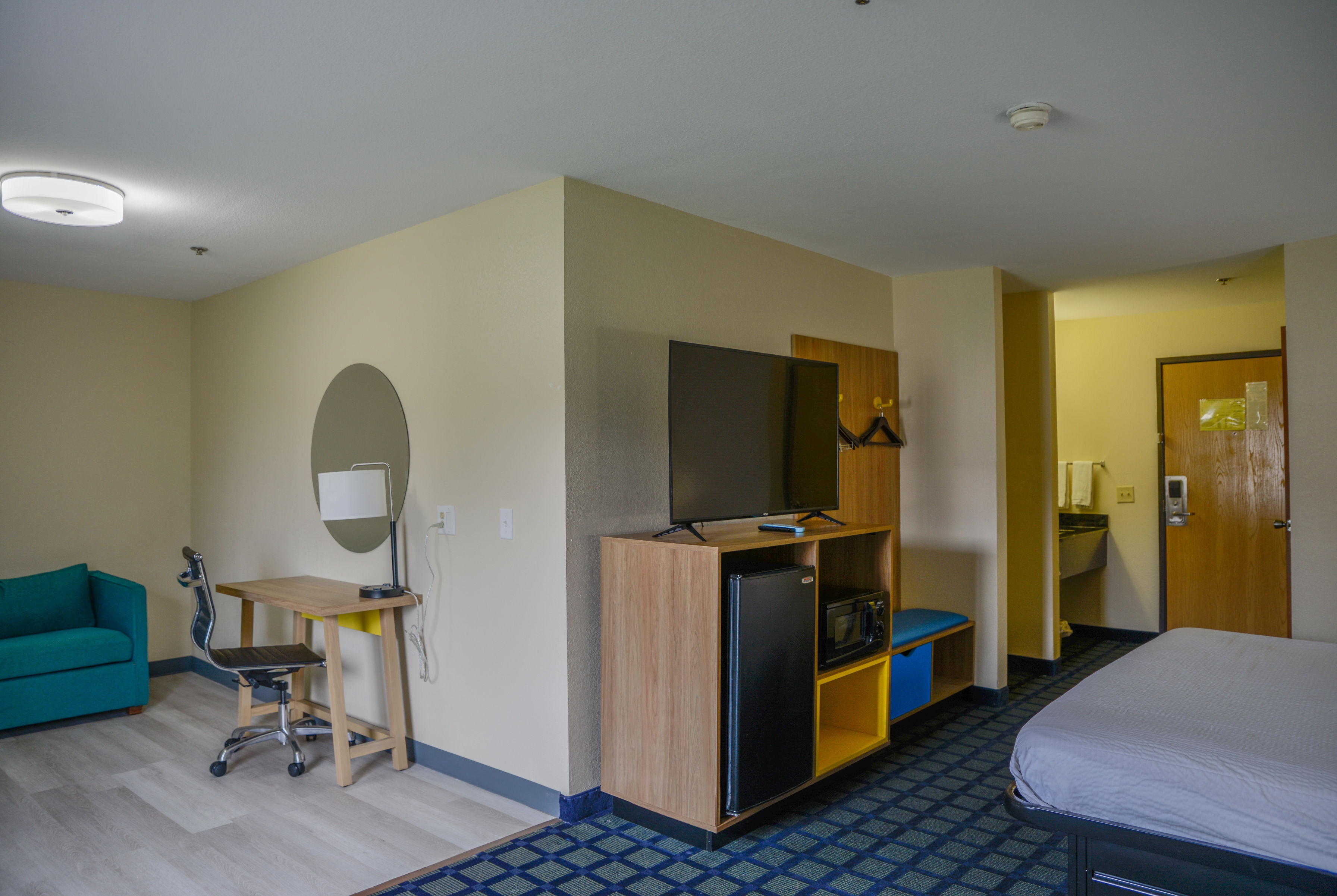 Guest room at the Days Inn by Wyndham Mount Vernon in Mount Vernon, Illinois