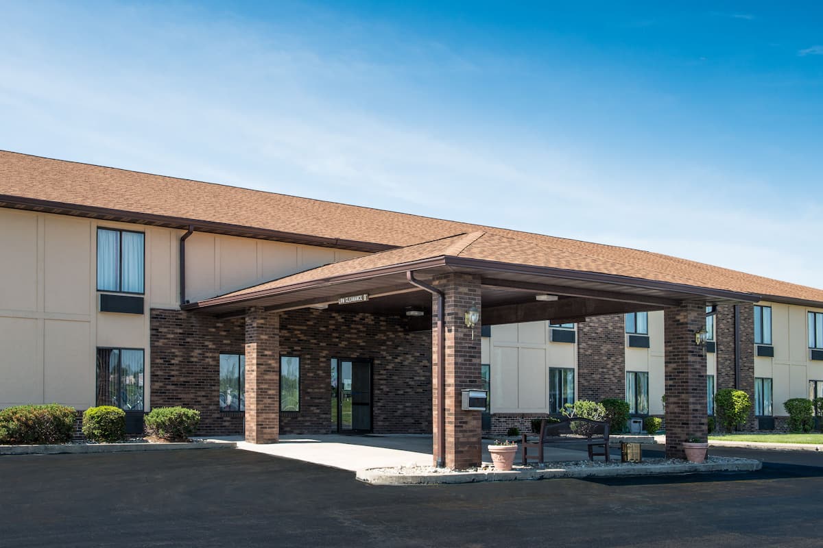 Days Inn By Wyndham Pontoon Beach Hotels Il 62040 Exterior Of Days Inn By Wyndham Pontoon Beach Hotel In Illinois