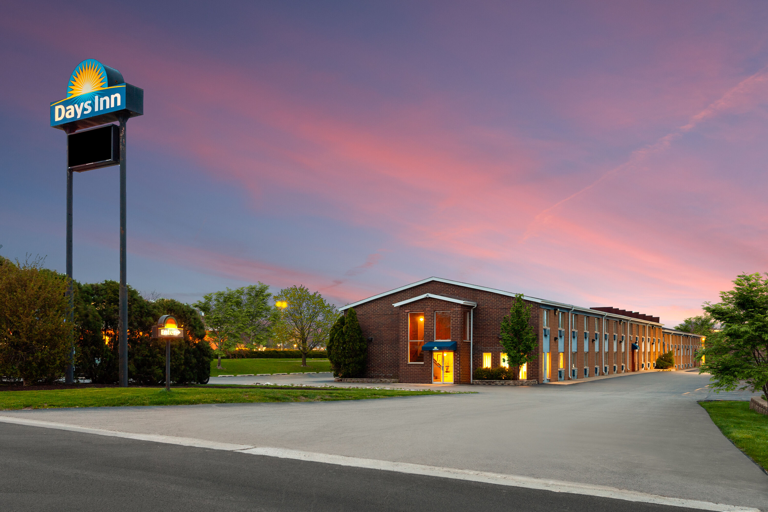 Exterior Dusk Image of Days Inn by Wyndham Rockford I-90 Casino District hotel in Rockford, Illinois