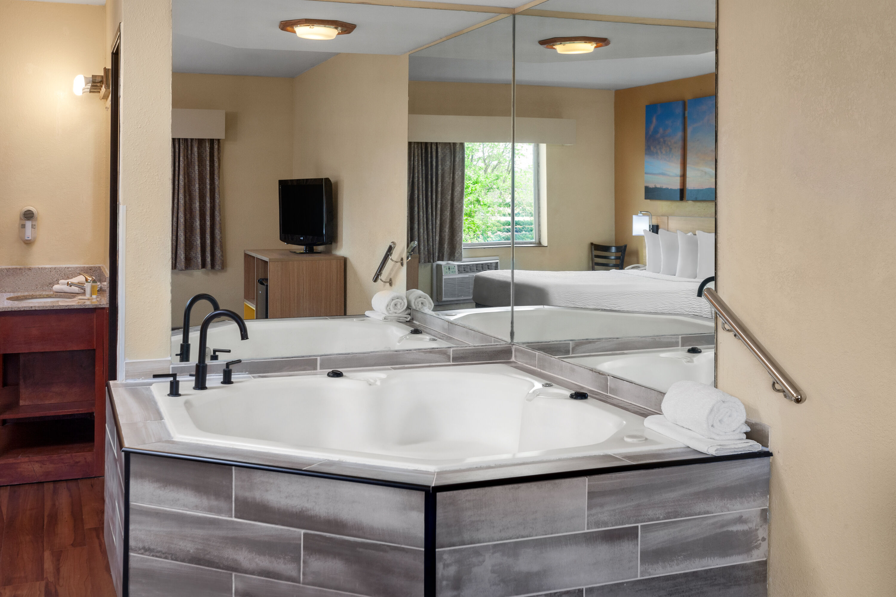 Days Inn by Wyndham Rockford I-90 Casino District hot tub suite in Rockford, Illinois
