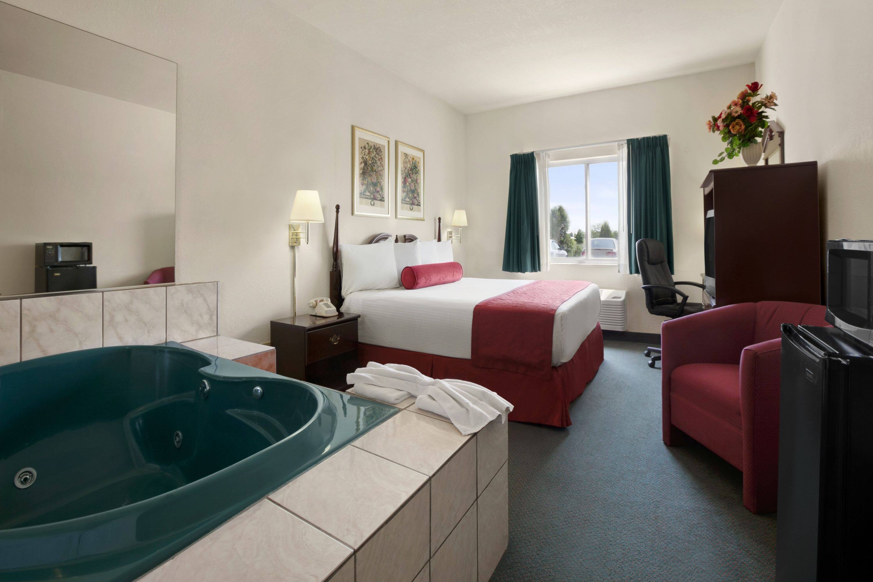 Days Inn Suites By Wyndham Romeoville Romeoville Il Hotels - 
