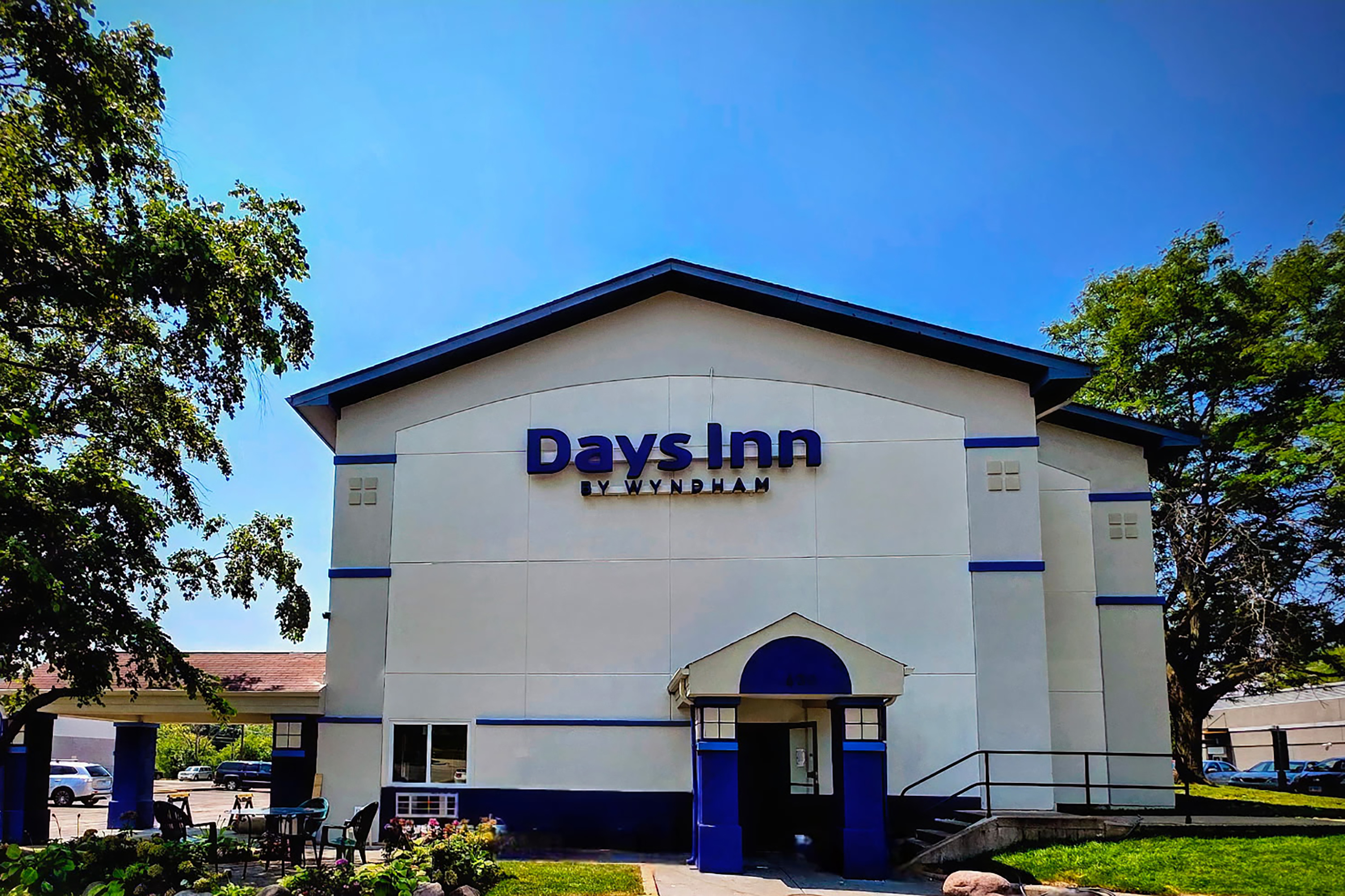 Exterior of Days Inn by Wyndham Waukegan hotel in Waukegan, Illinois