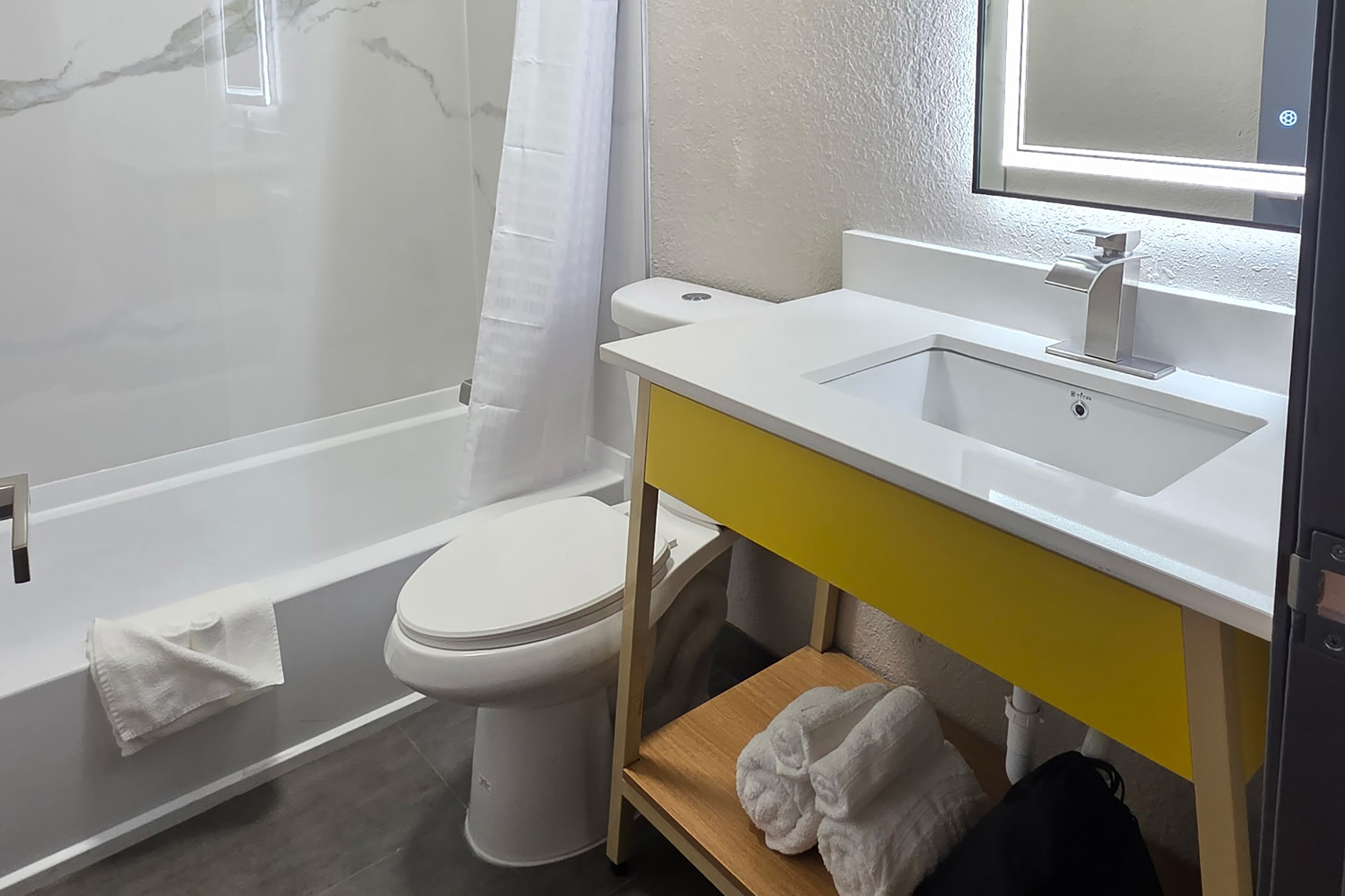 Guest room bath at the Days Inn by Wyndham Waukegan in Waukegan, Illinois