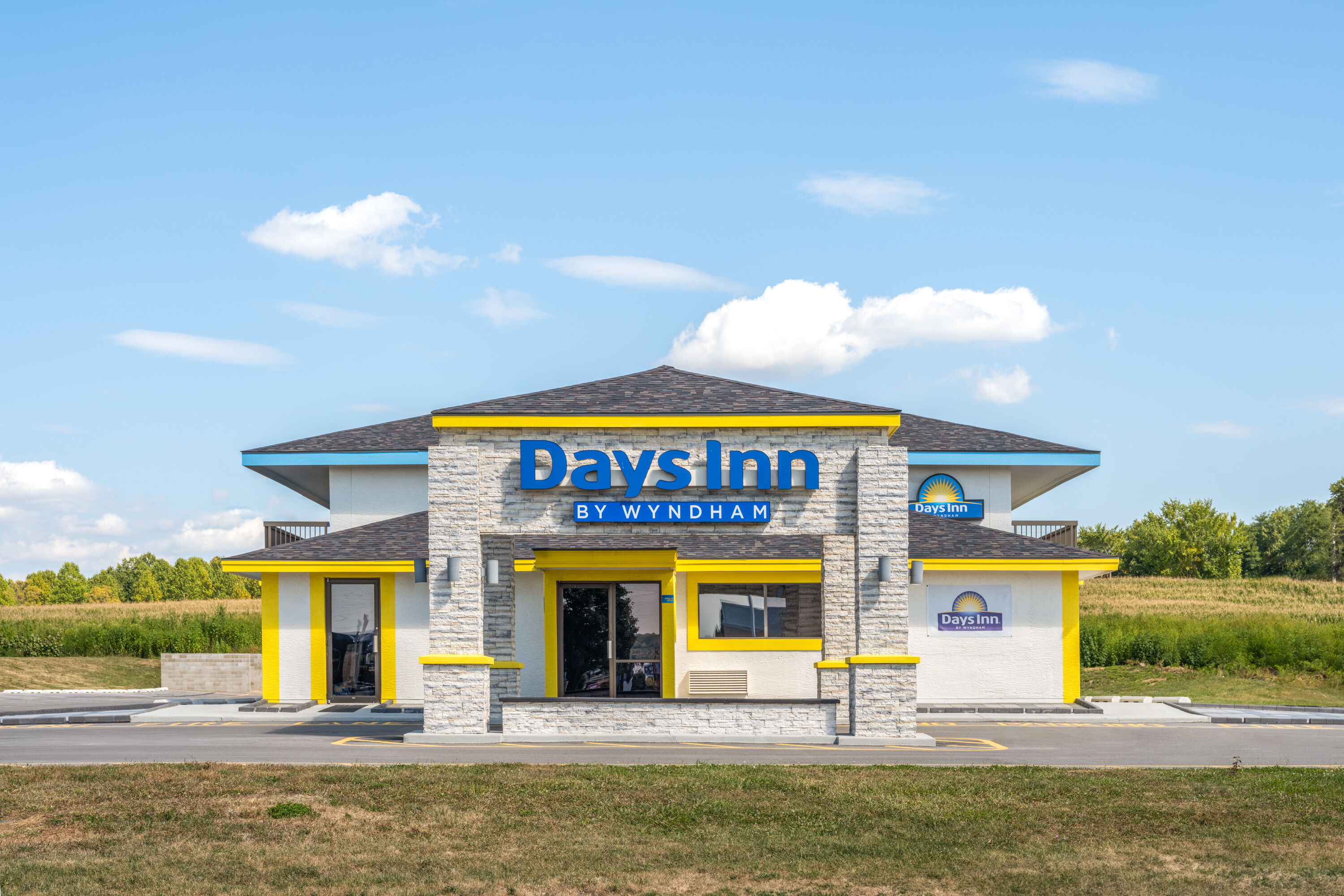 Exterior Day Image of Days Inn by Wyndham Cloverdale Greencastle hotel in Cloverdale, Indiana