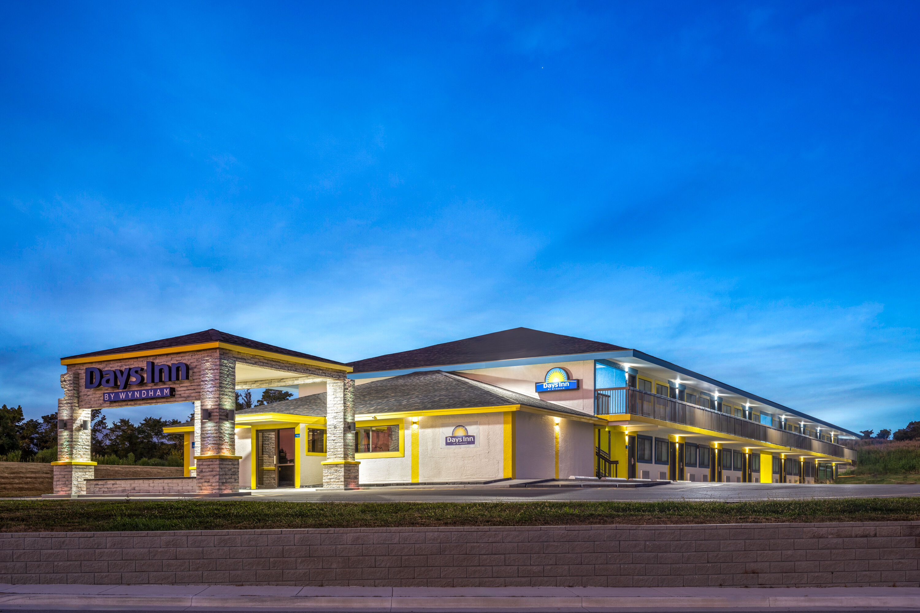Exterior Dusk Image of Days Inn by Wyndham Cloverdale Greencastle hotel in Cloverdale, Indiana