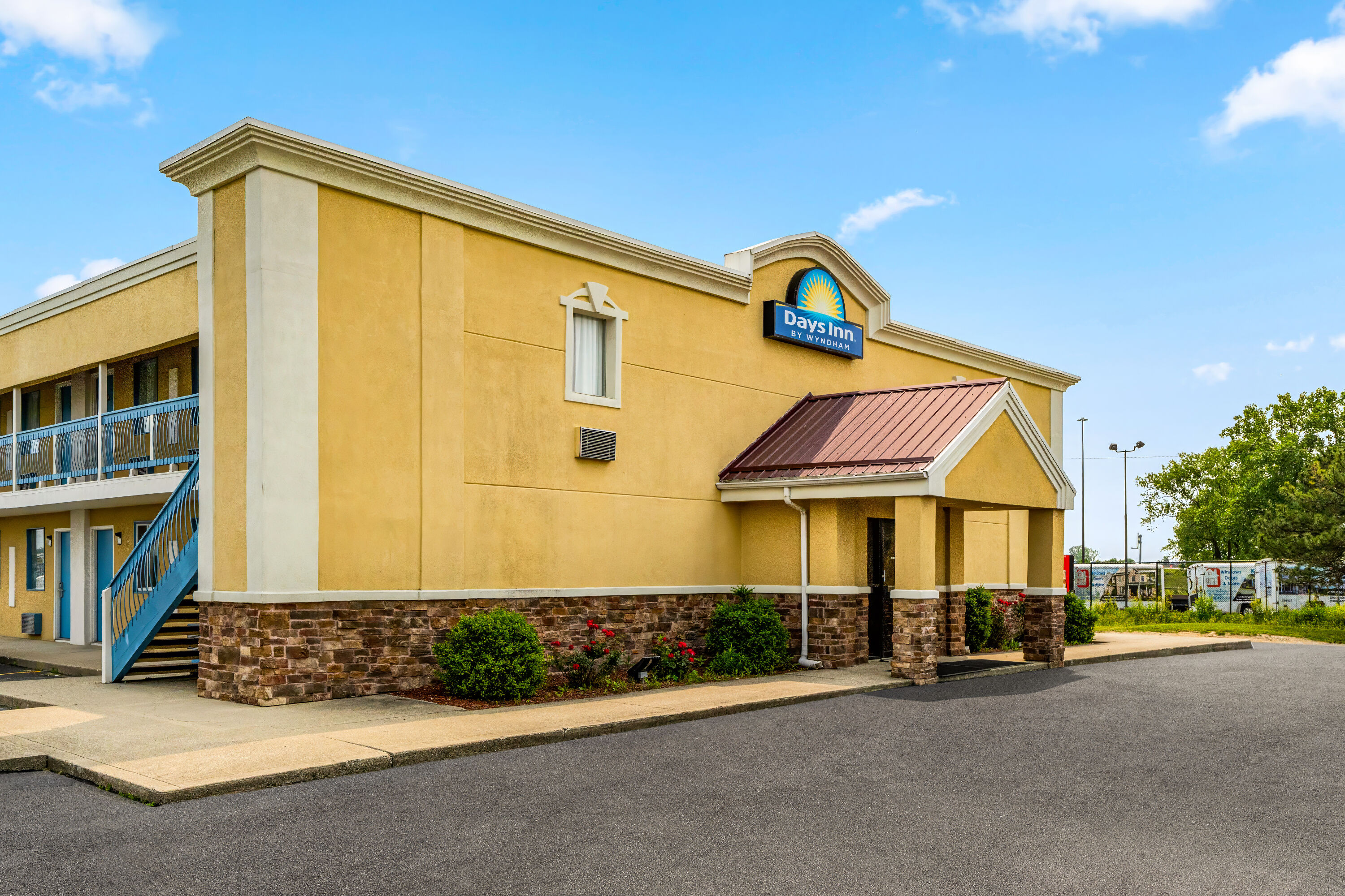 Exterior Day Image of Days Inn by Wyndham Fort Wayne hotel in Fort Wayne, Indiana