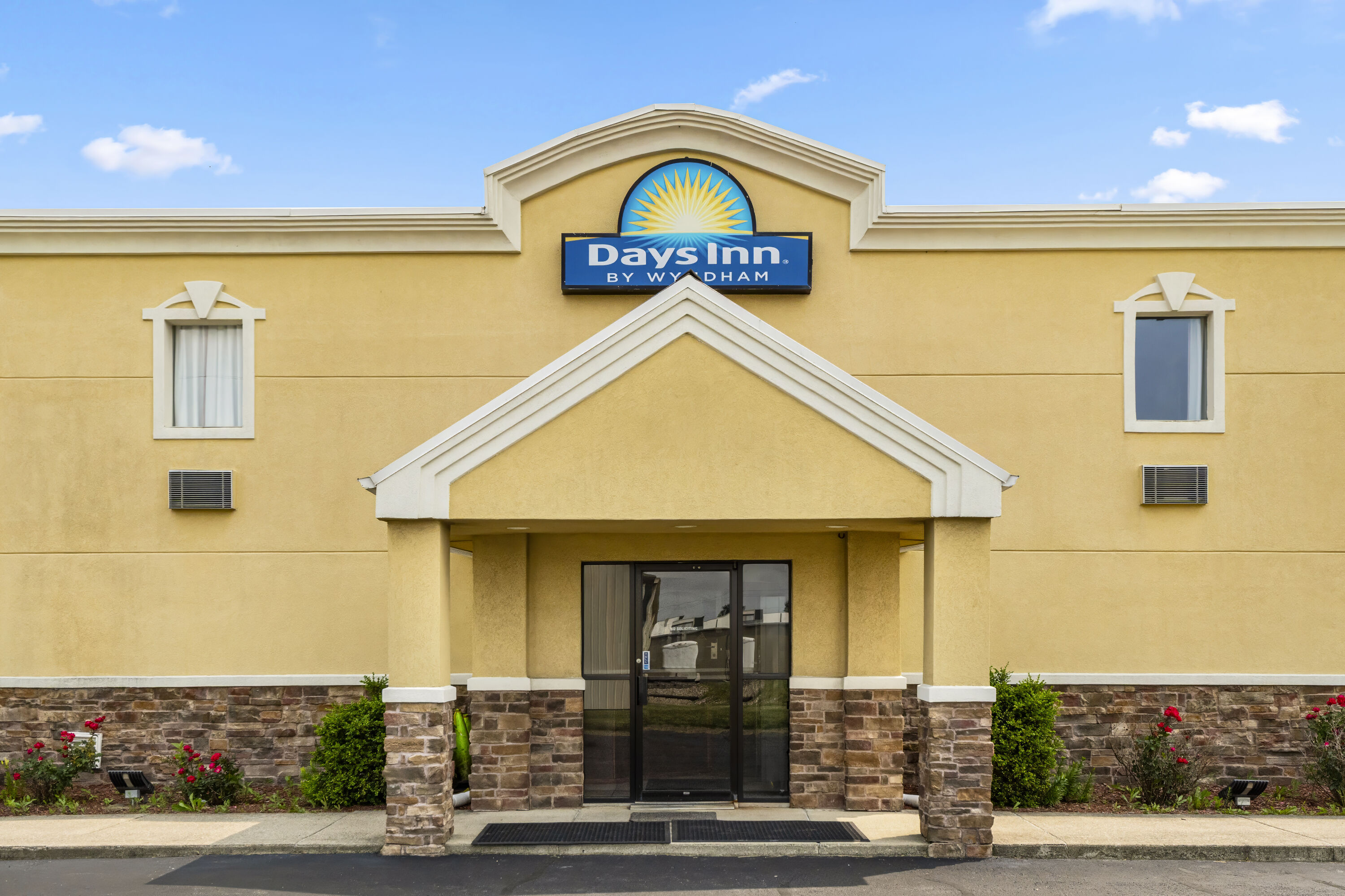 Exterior Day Image of Days Inn by Wyndham Fort Wayne hotel in Fort Wayne, Indiana