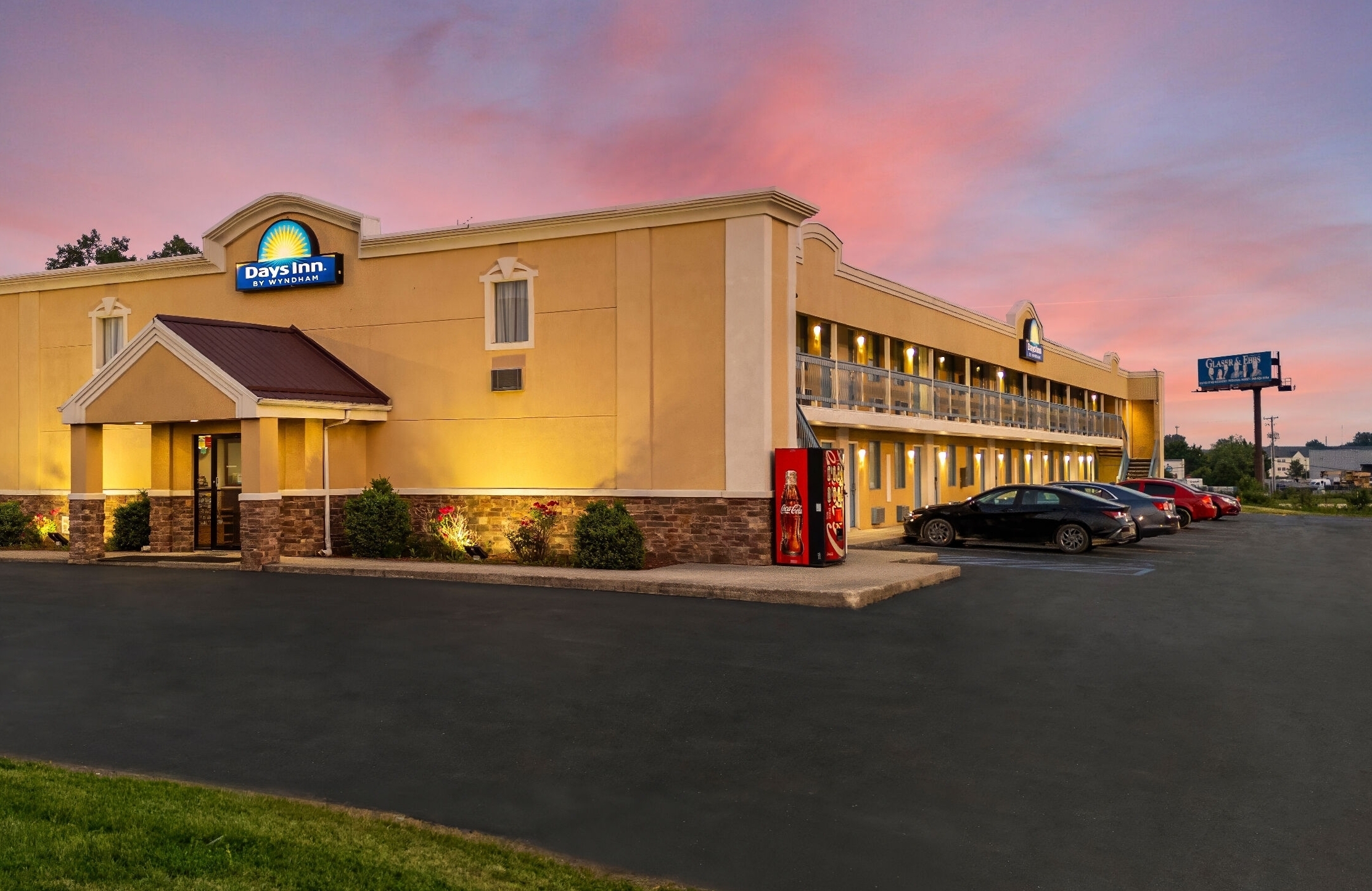 Exterior Night Image of Days Inn by Wyndham Fort Wayne hotel in Fort Wayne, Indiana