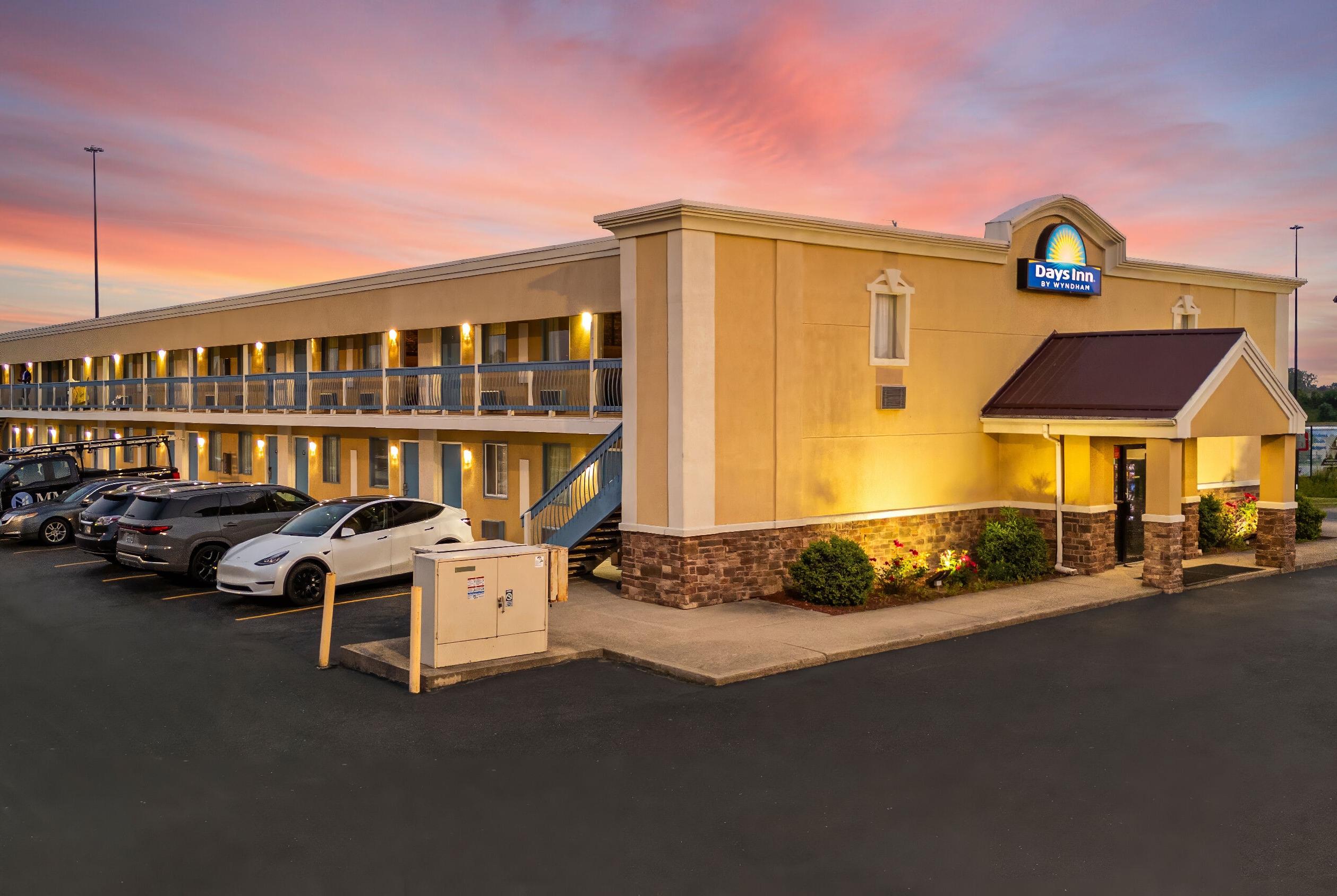 Exterior Night Image of Days Inn by Wyndham Fort Wayne hotel in Fort Wayne, Indiana