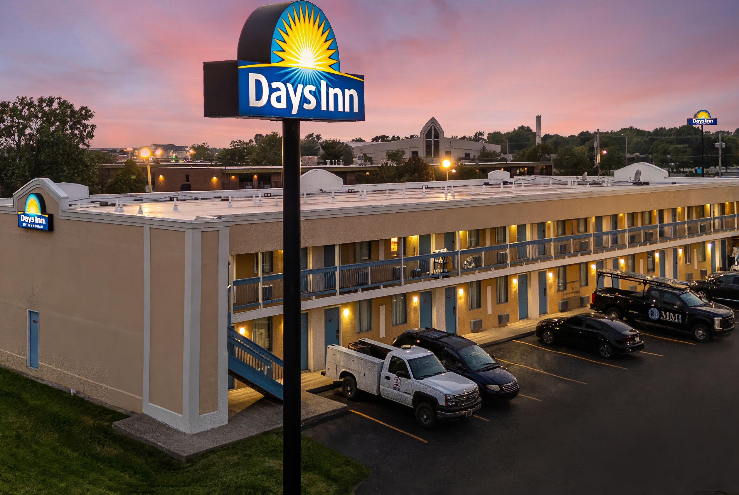 Exterior Night Image of Days Inn by Wyndham Fort Wayne hotel in Fort Wayne, Indiana