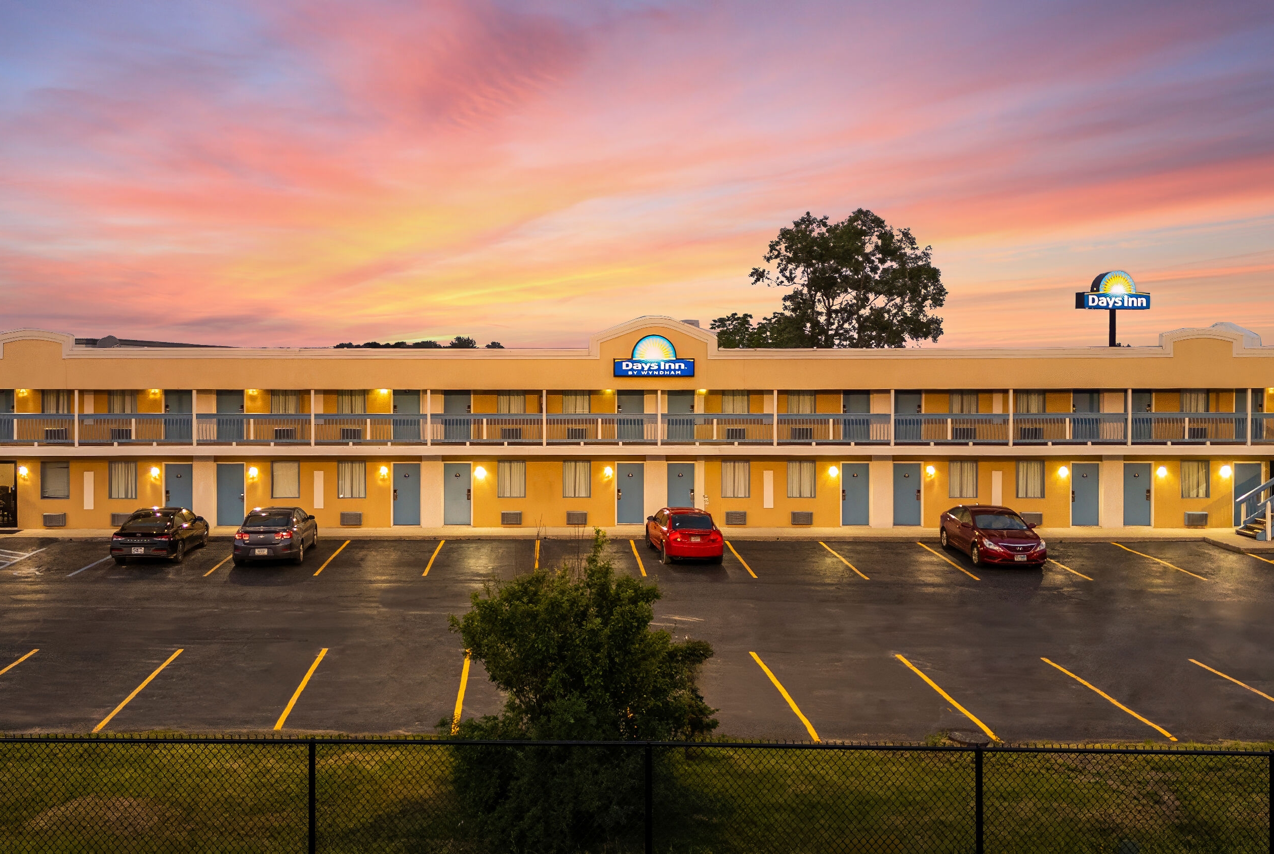 Exterior Night Image of Days Inn by Wyndham Fort Wayne hotel in Fort Wayne, Indiana