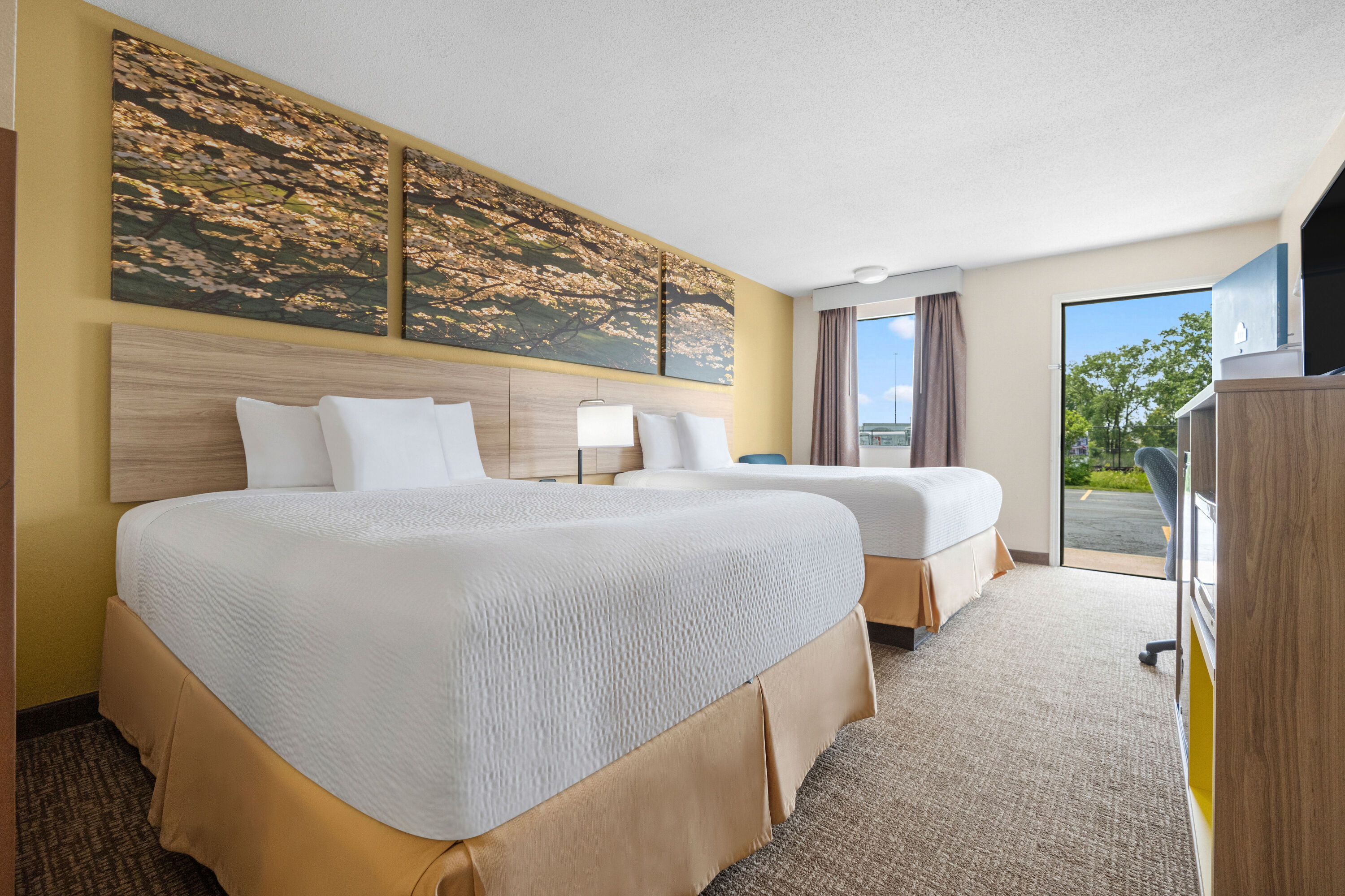 Double bed guest room at the Days Inn by Wyndham Fort Wayne in Fort Wayne, Indiana