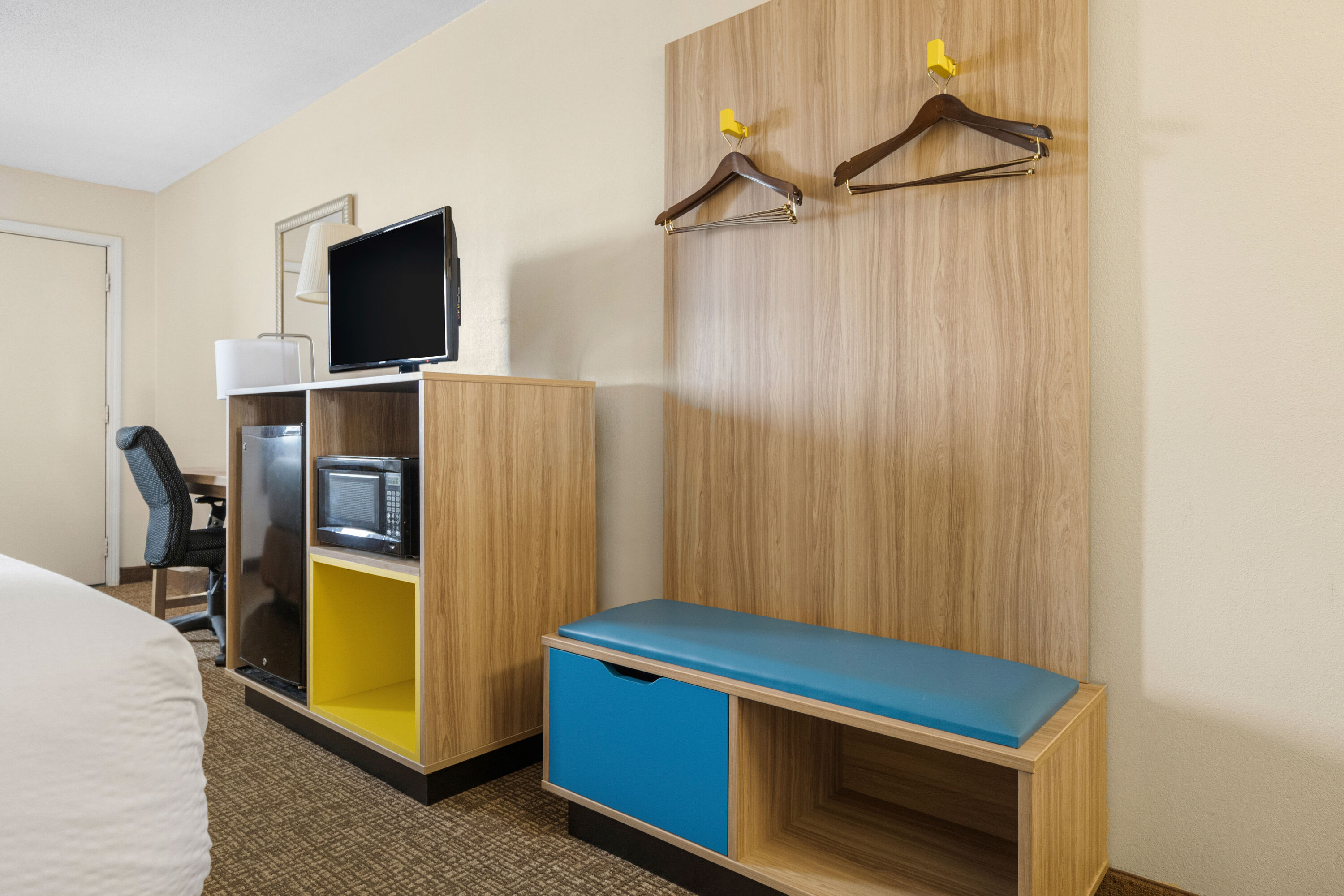 Double bed guest room at the Days Inn by Wyndham Fort Wayne in Fort Wayne, Indiana