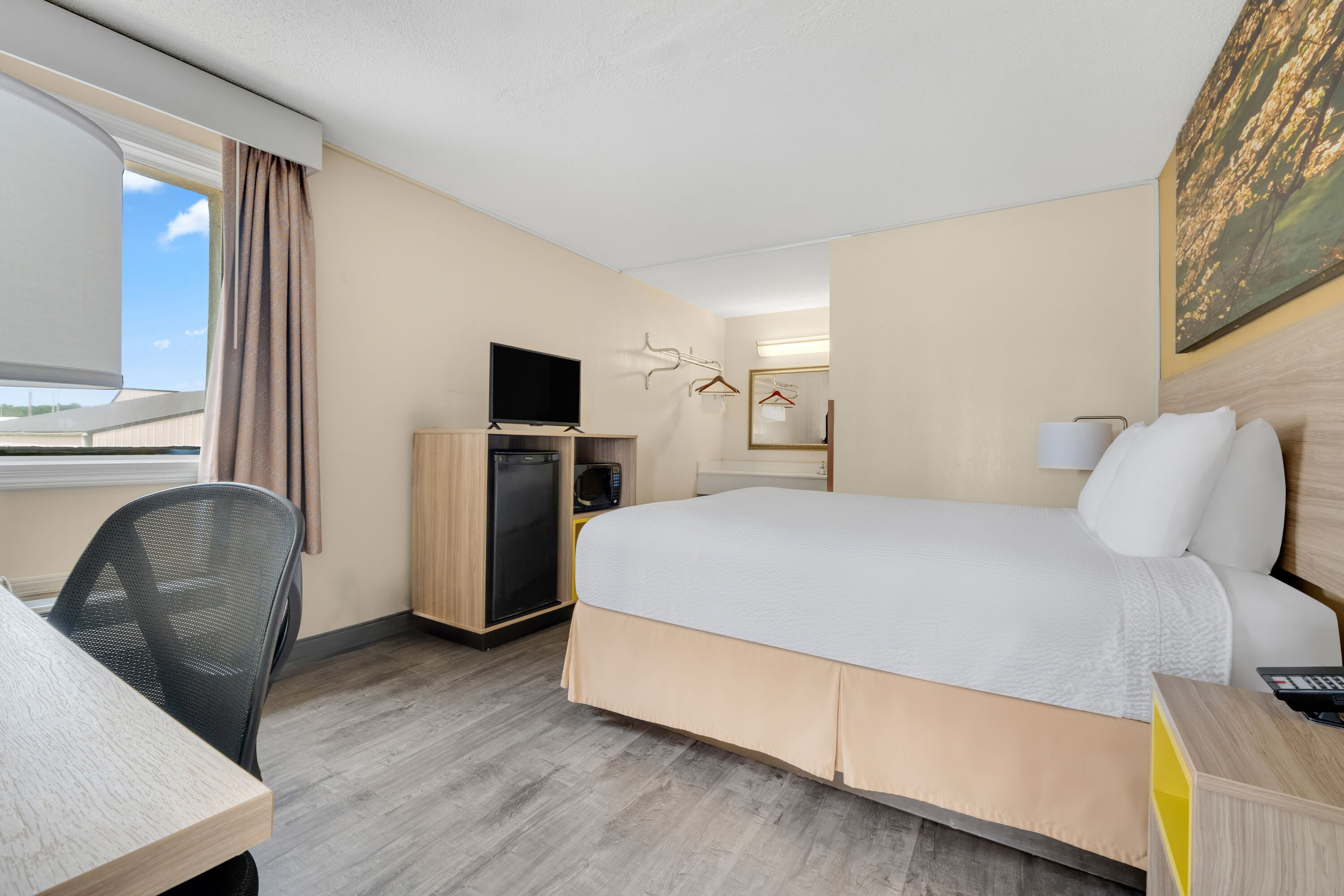 Queen bed guest room at the Days Inn by Wyndham Fort Wayne in Fort Wayne, Indiana