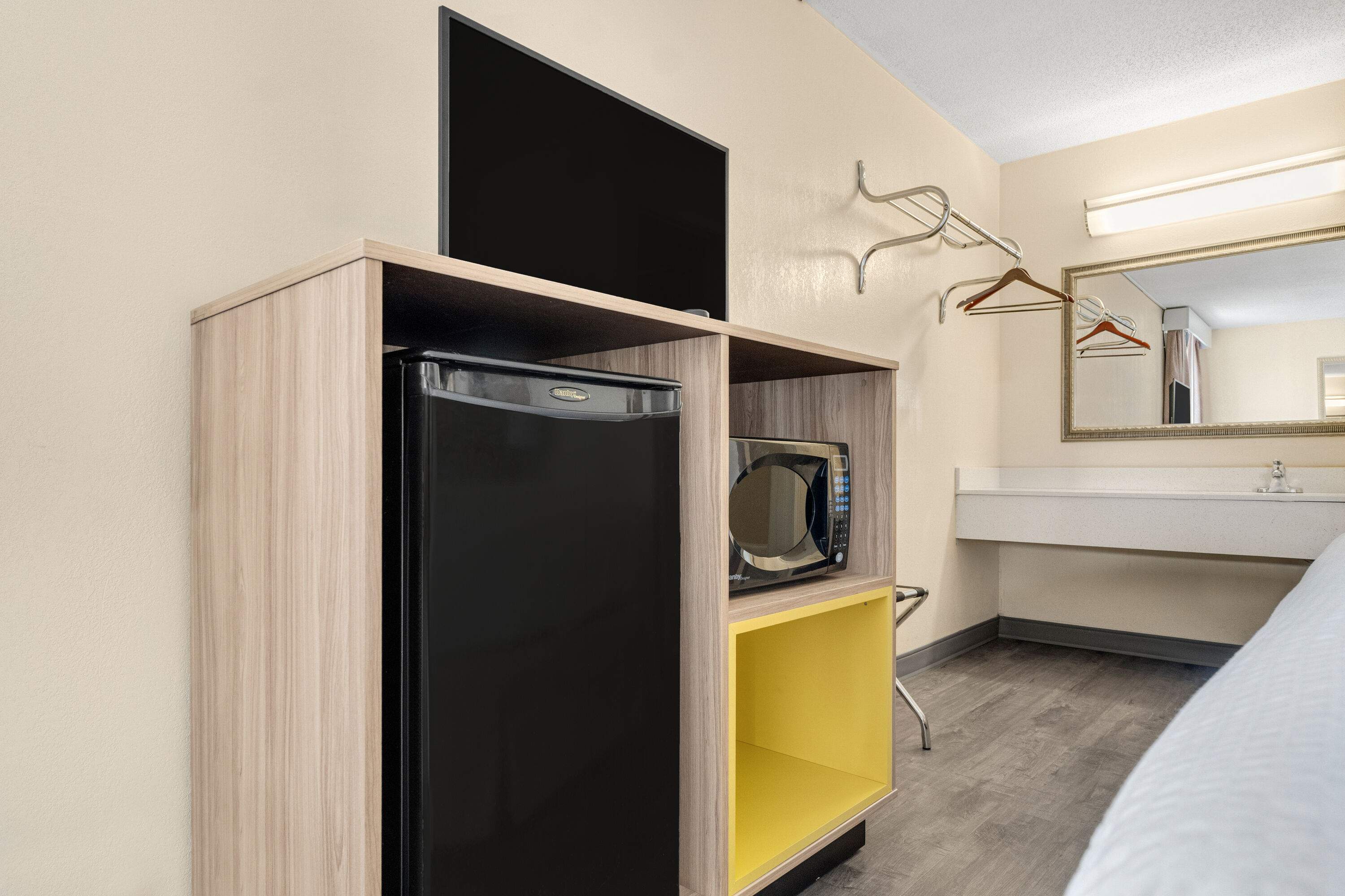 Queen bed guest room at the Days Inn by Wyndham Fort Wayne in Fort Wayne, Indiana