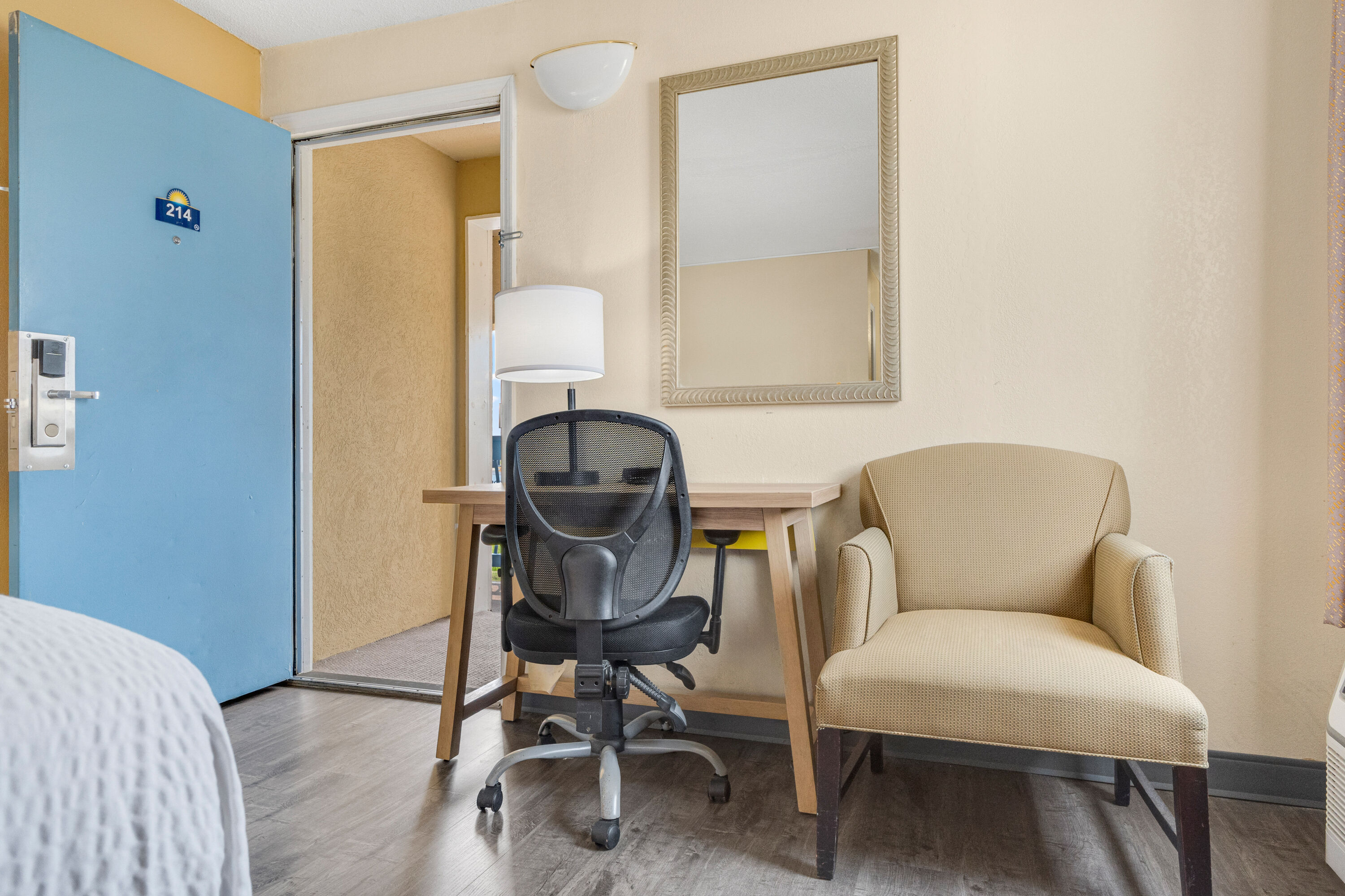 Queen bed guest room at the Days Inn by Wyndham Fort Wayne in Fort Wayne, Indiana