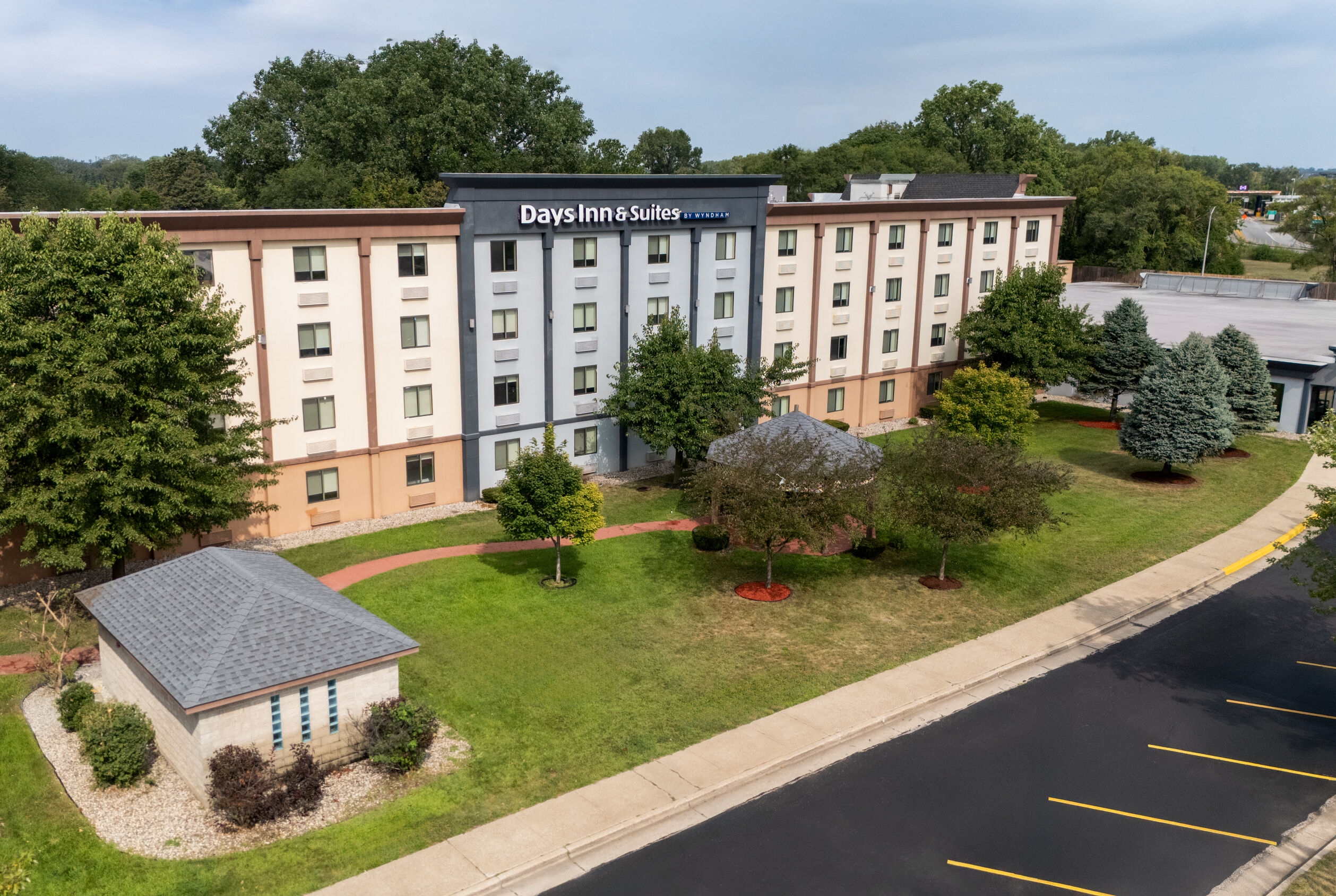 Exterior Day Image of Days Inn and Suites by Wyndham Hammond, IN hotel in Hammond, Indiana