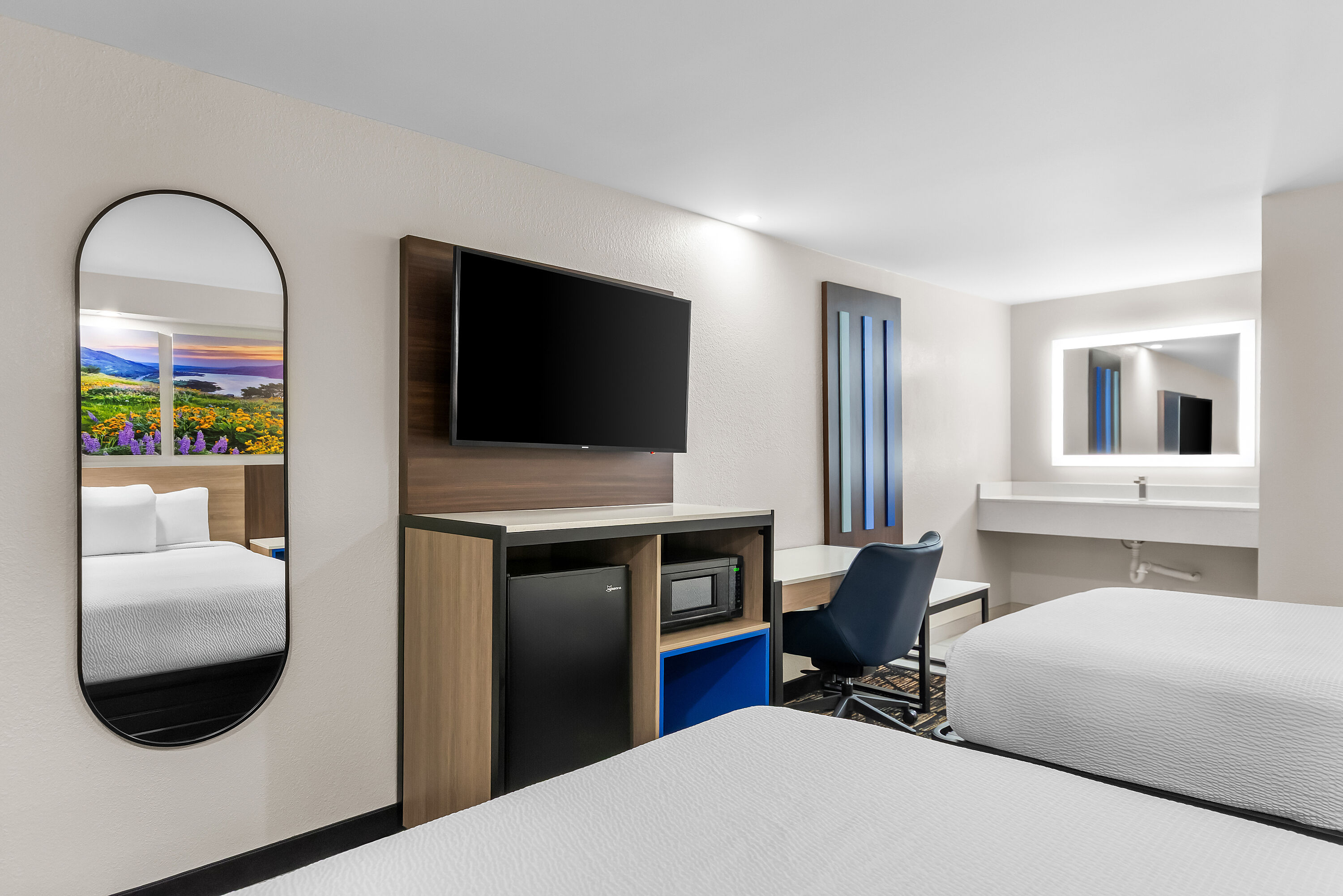 Double bed guest room at the Days Inn by Wyndham Indianapolis East Post Road in Indianapolis, Indiana