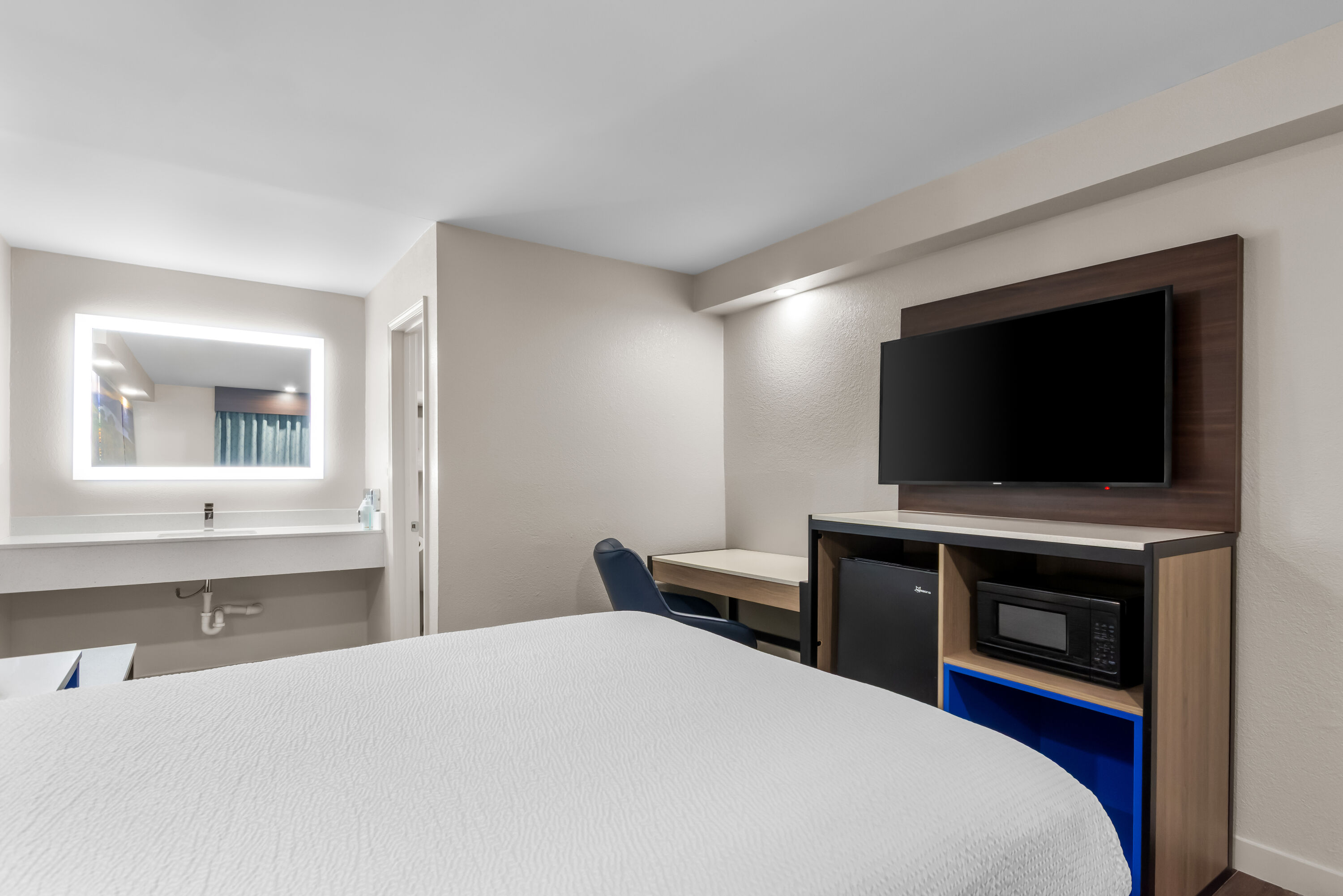 Queen bed guest room at the Days Inn by Wyndham Indianapolis East Post Road in Indianapolis, Indiana