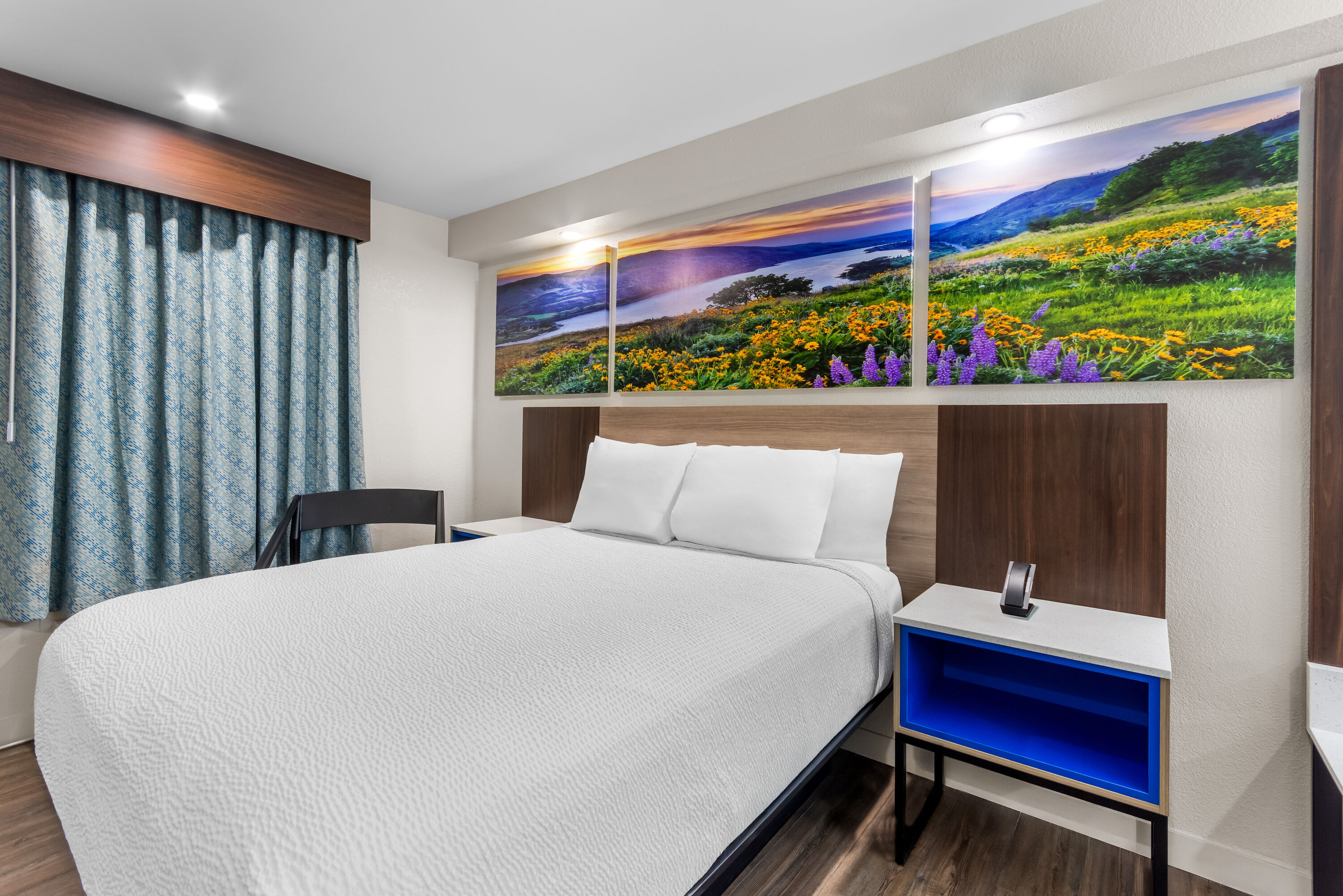 Queen bed guest room at the Days Inn by Wyndham Indianapolis East Post Road in Indianapolis, Indiana