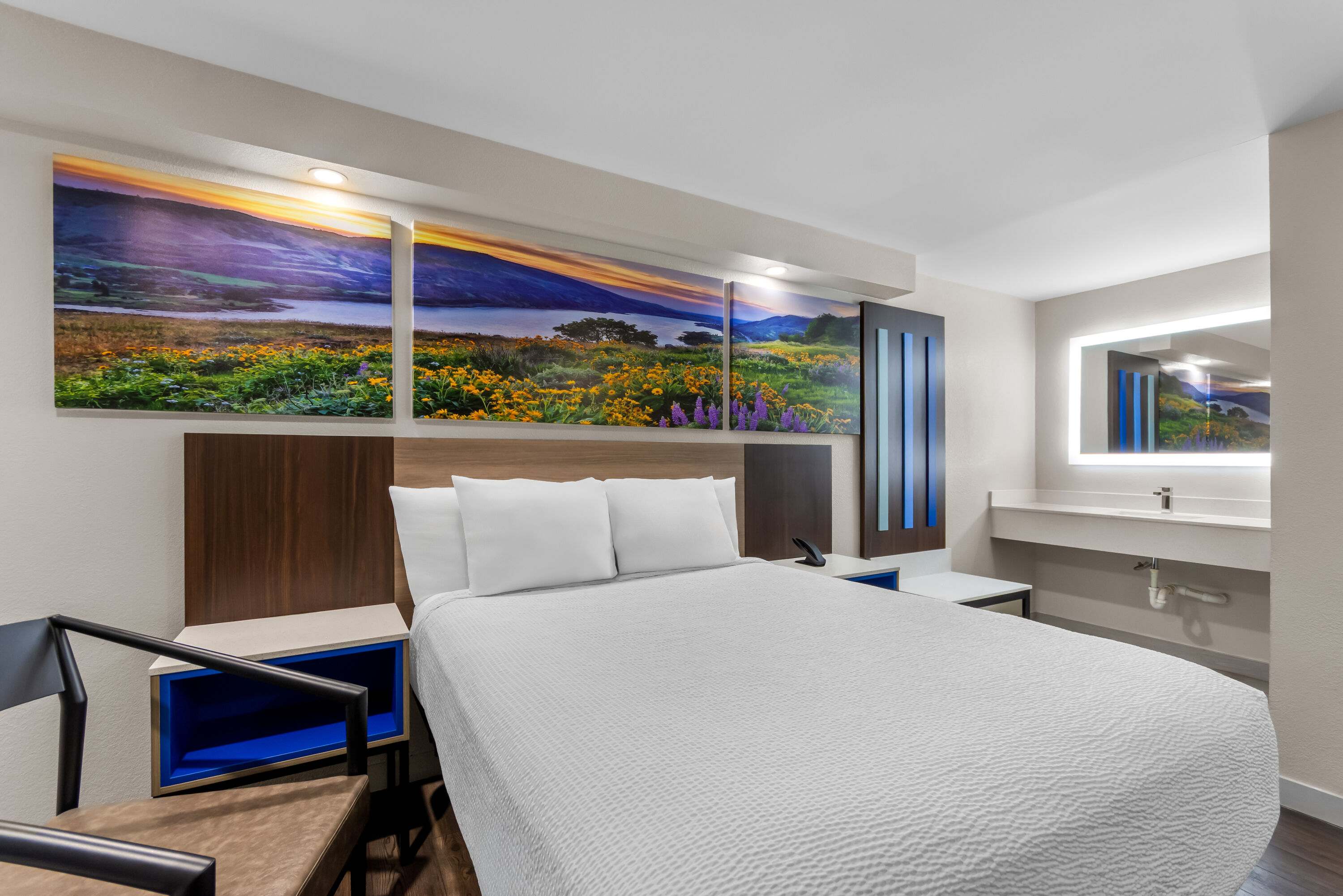 Queen bed guest room at the Days Inn by Wyndham Indianapolis East Post Road in Indianapolis, Indiana