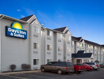 Exterior of Days Inn & Suites by Wyndham Lafayette IN hotel in Lafayette, Indiana