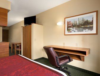 Days Inn & Suites by Wyndham Lafayette IN suite in Lafayette, Indiana