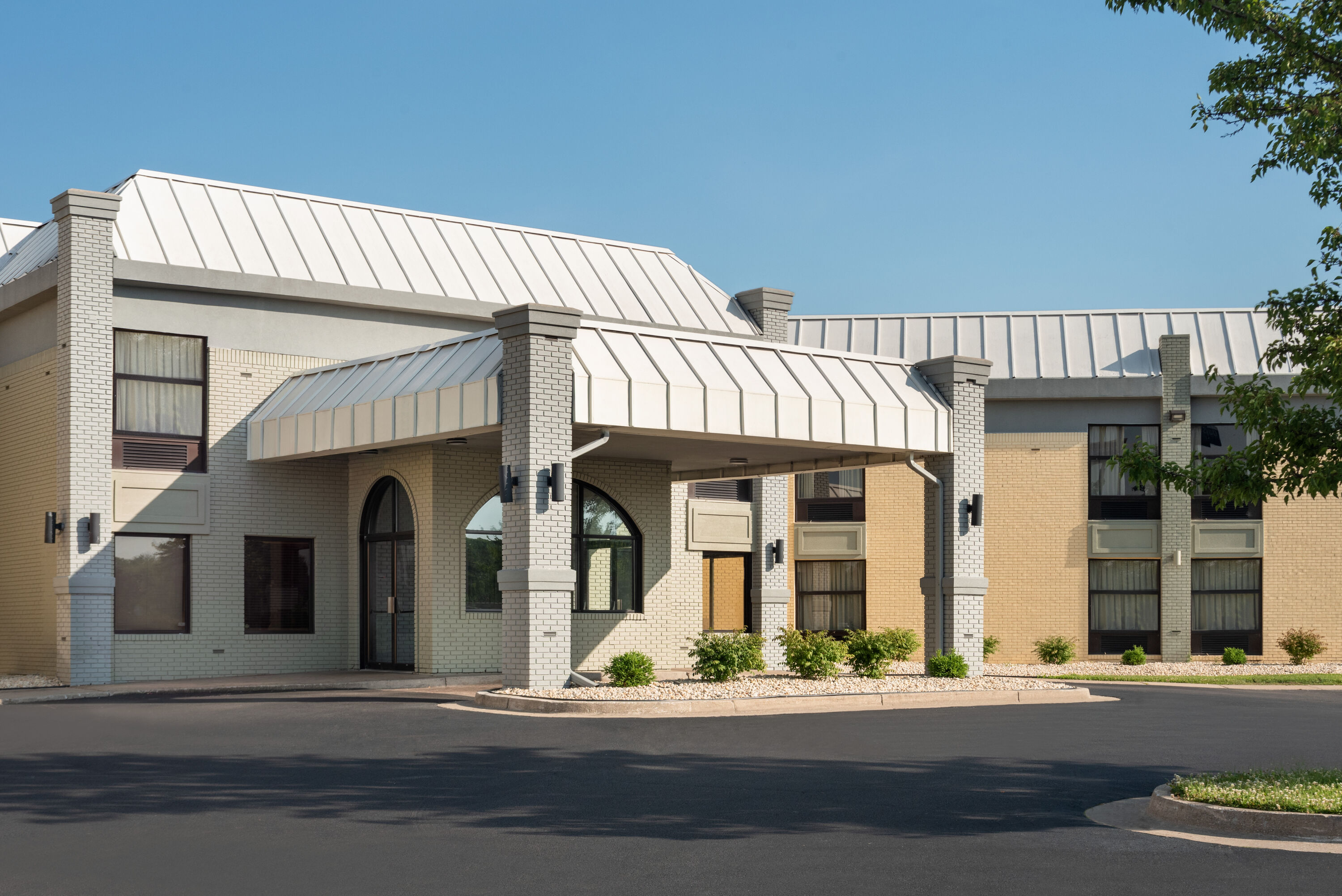 Days Inn Suites By Wyndham Merrillville Merrillville In Hotels