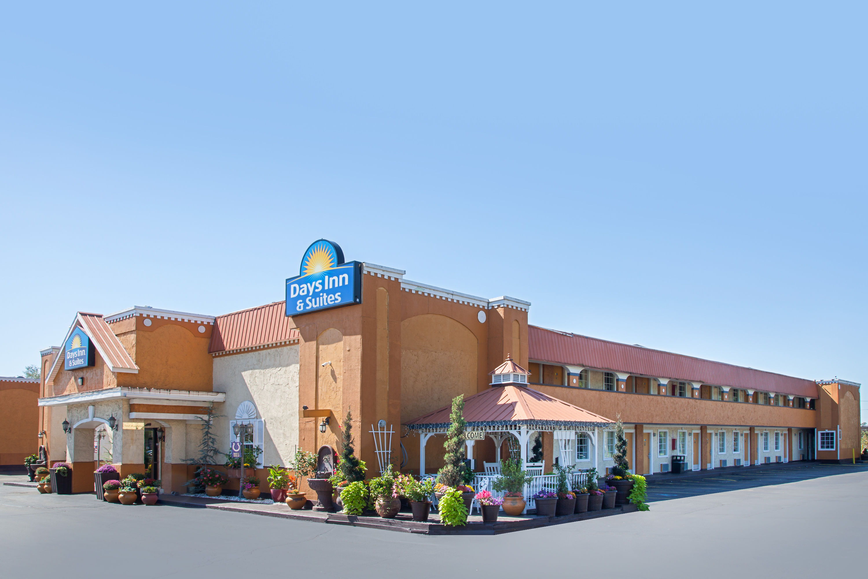 Exterior of Days Inn & Suites by Wyndham Terre Haute hotel in Terre Haute, Indiana