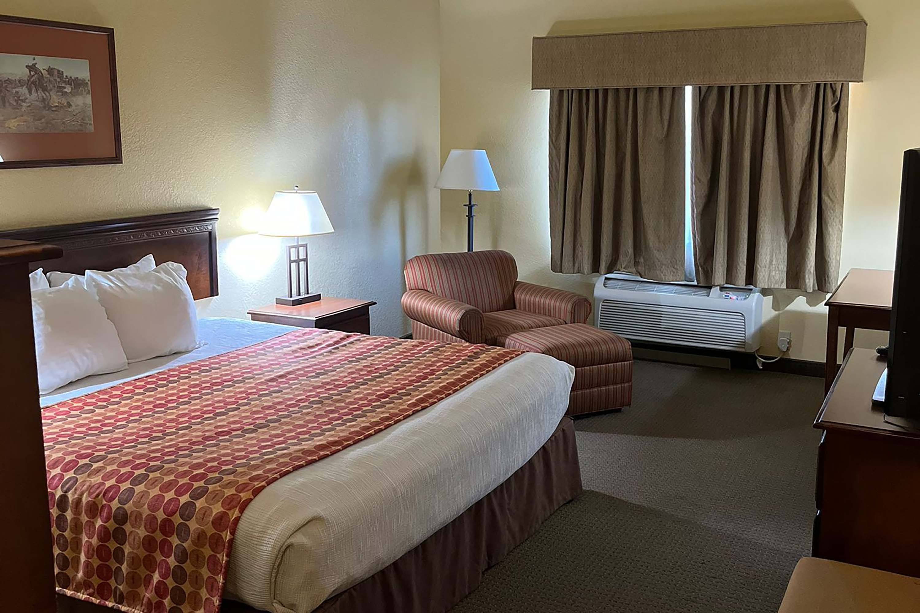 Guest room at the Days Inn by Wyndham Coffeyville in Coffeyville, Kansas