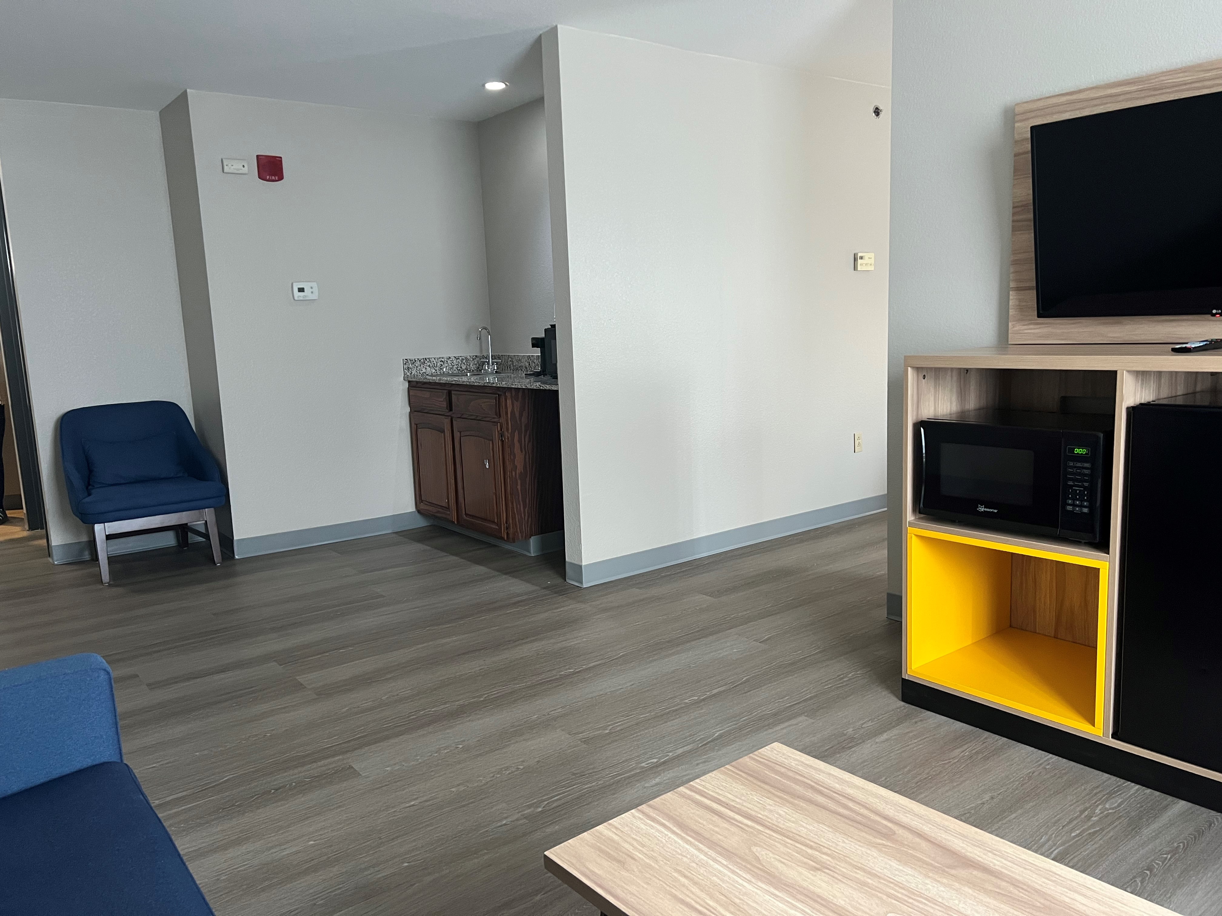 Days Inn by Wyndham Coffeyville suite in Coffeyville, Kansas