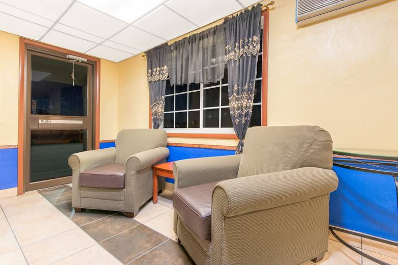 Days Inn Great Bend Hotels Ks 67530 Days Inn Great Bend Hotel Lobby In Kansas