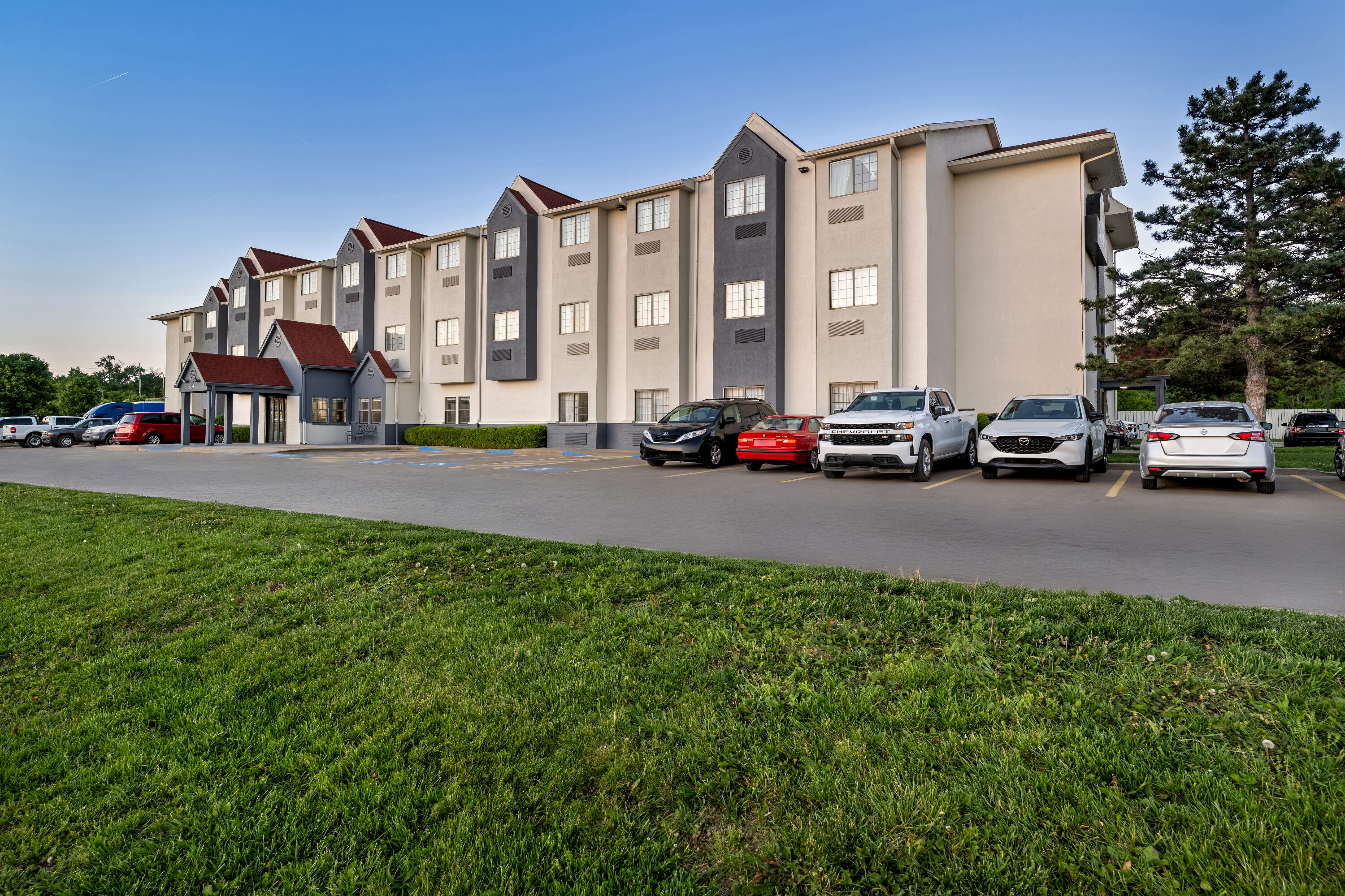 Exterior Day Image of Days Inn by Wyndham near Kansas Speedway hotel in Kansas City, Kansas