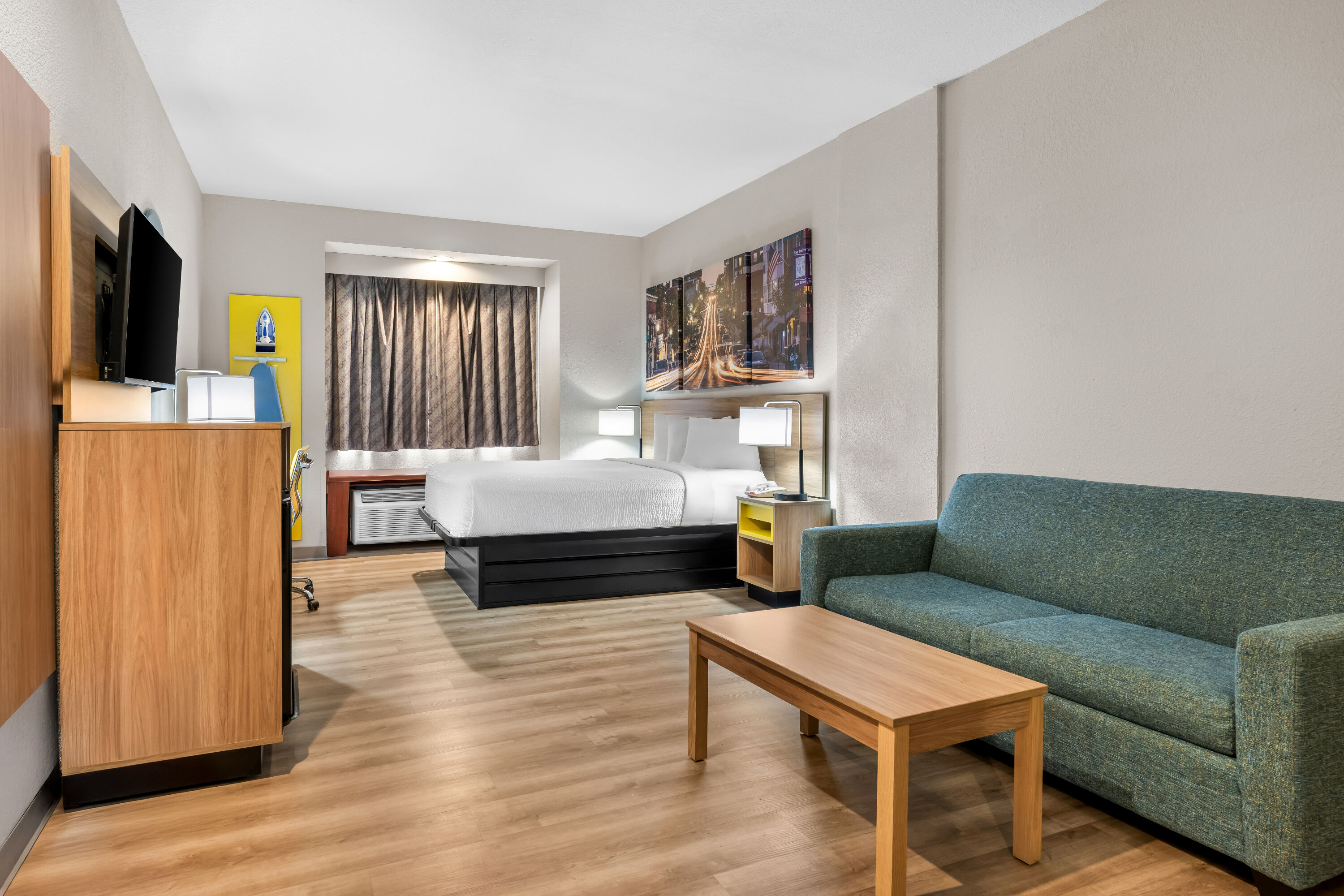 Queen bed guest room at the Days Inn by Wyndham near Kansas Speedway in Kansas City, Kansas