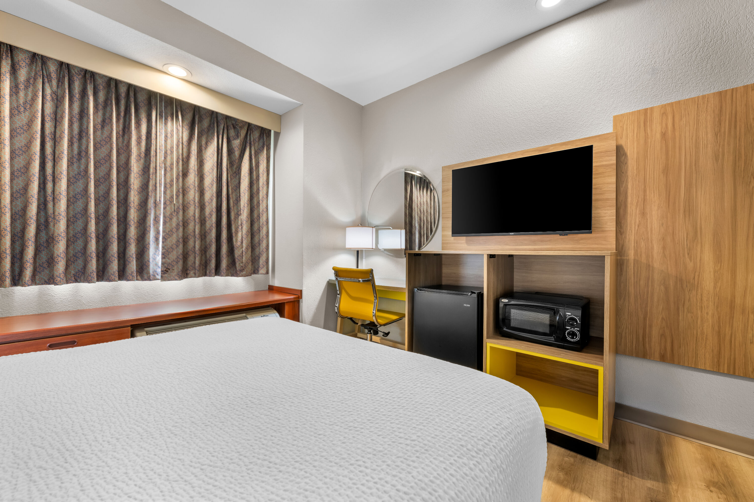 Queen bed guest room at the Days Inn by Wyndham near Kansas Speedway in Kansas City, Kansas