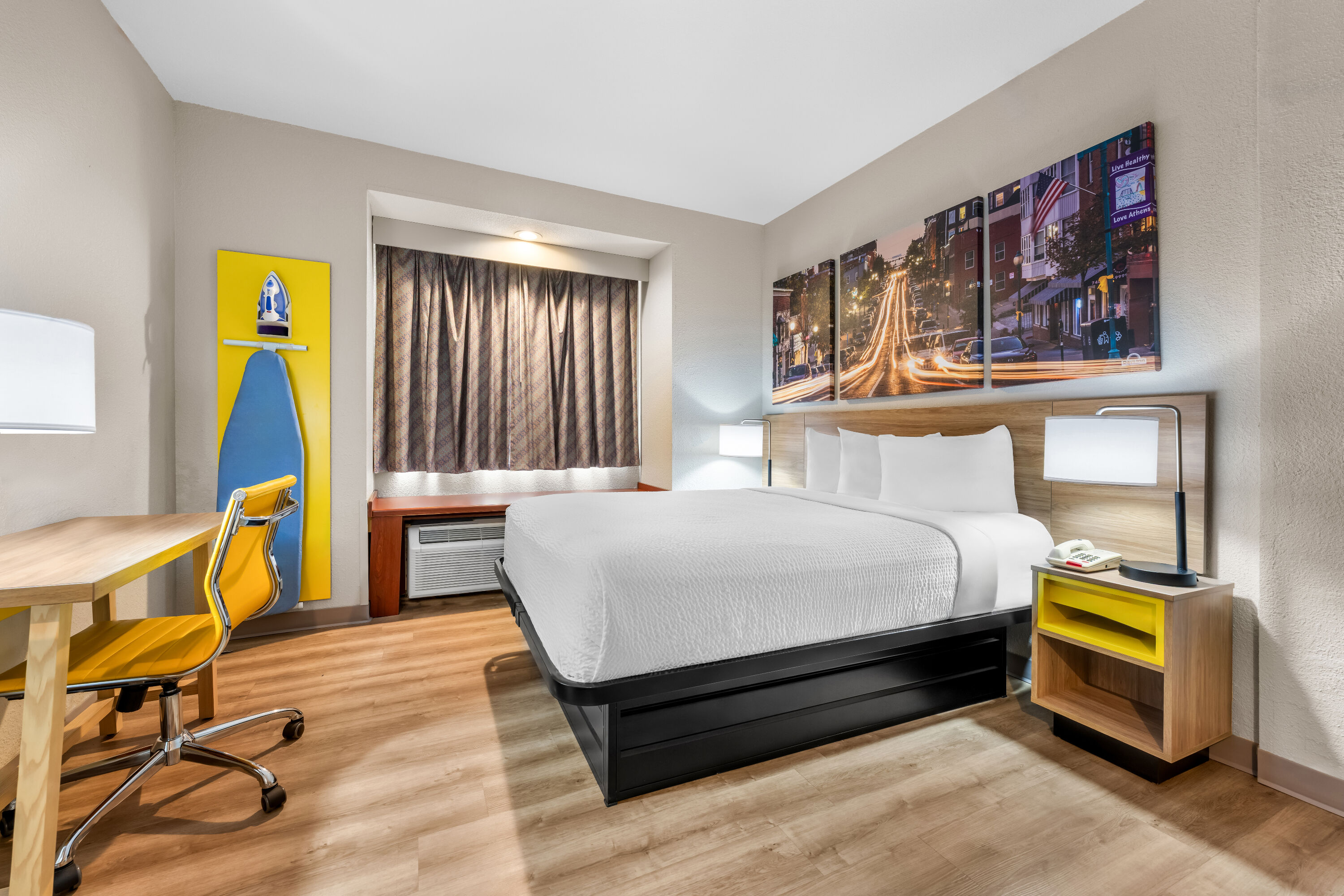 Queen bed guest room at the Days Inn by Wyndham near Kansas Speedway in Kansas City, Kansas