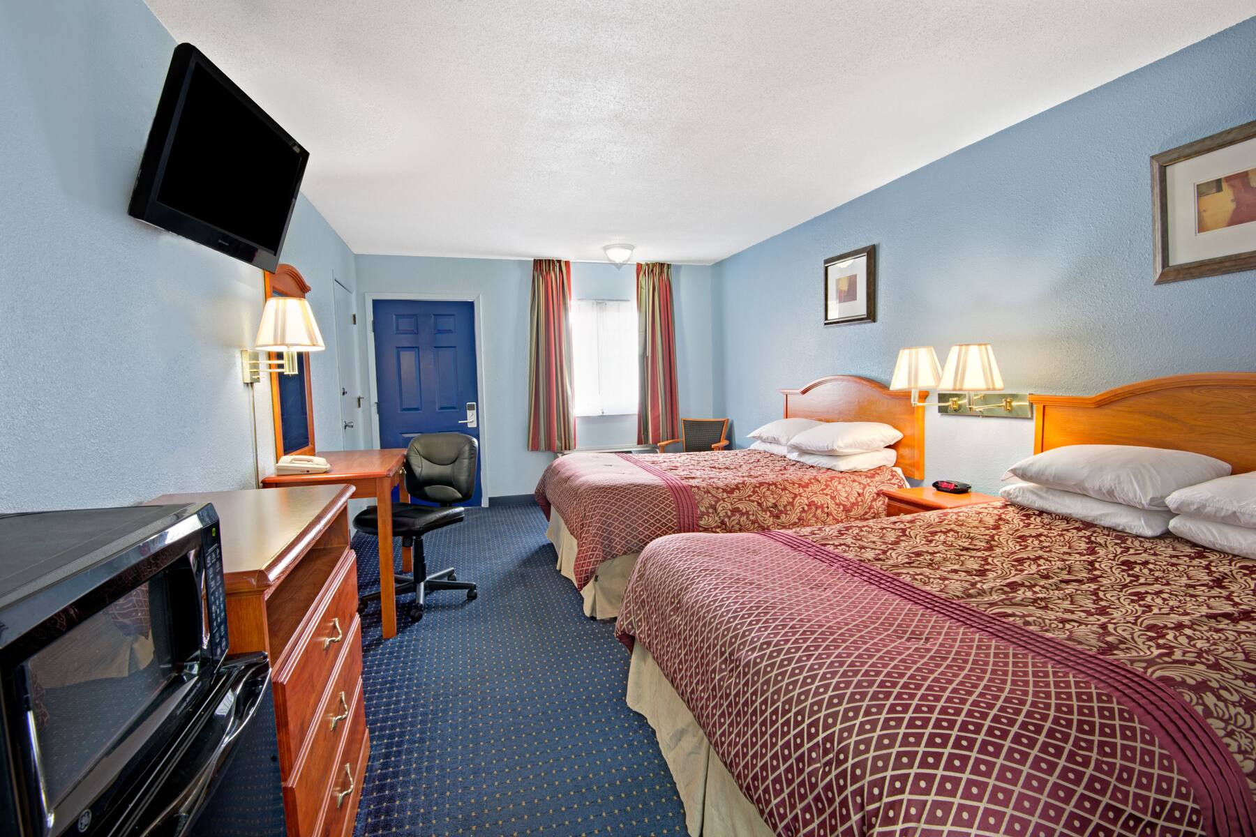 Guest room at the Days Inn KU Lawrence in Lawrence, Kansas Guest room at the Days Inn KU Lawrence in Lawrence, Kansas