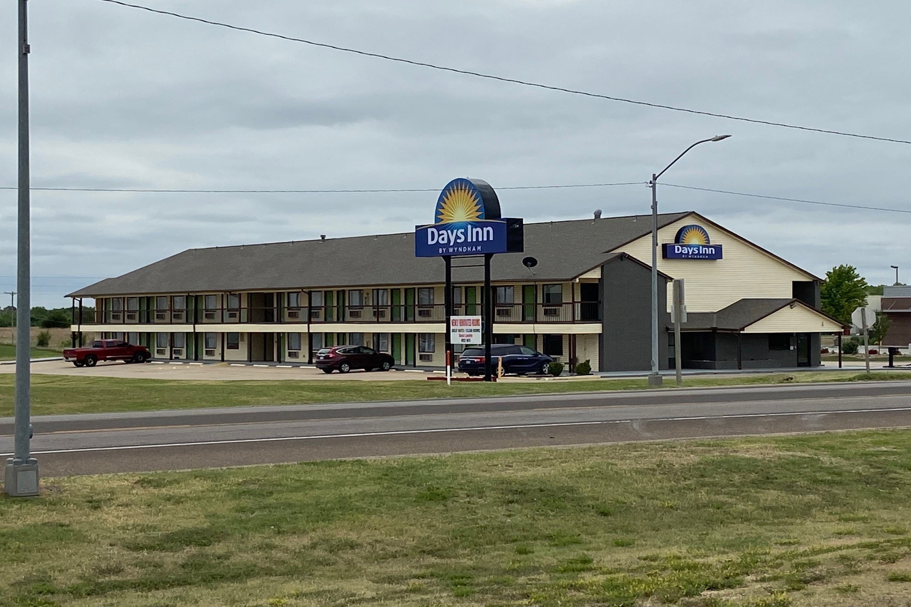 Exterior of Days Inn by Wyndham Pratt hotel in Pratt, Kansas
