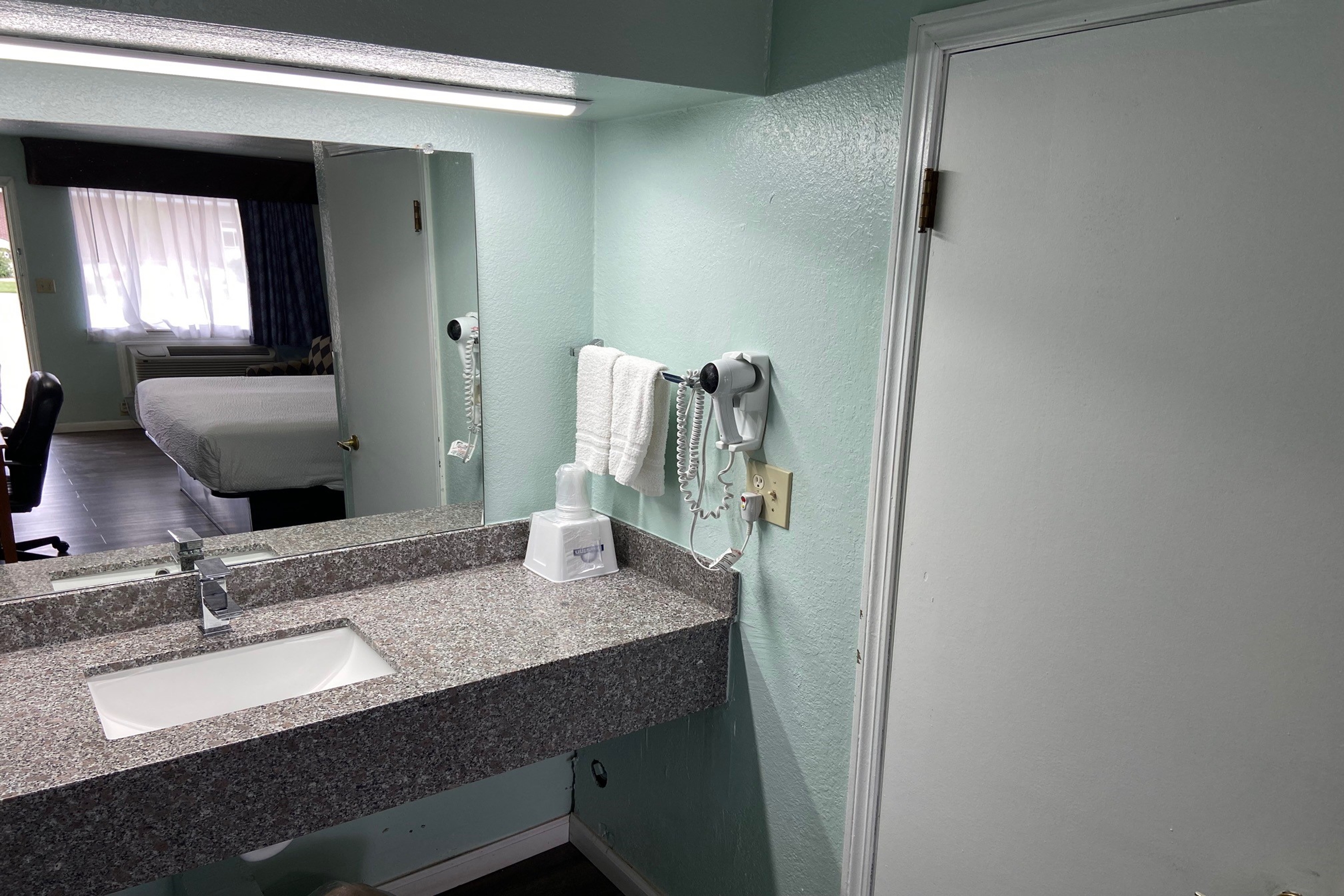 Guest room bath at the Days Inn by Wyndham Pratt in Pratt, Kansas