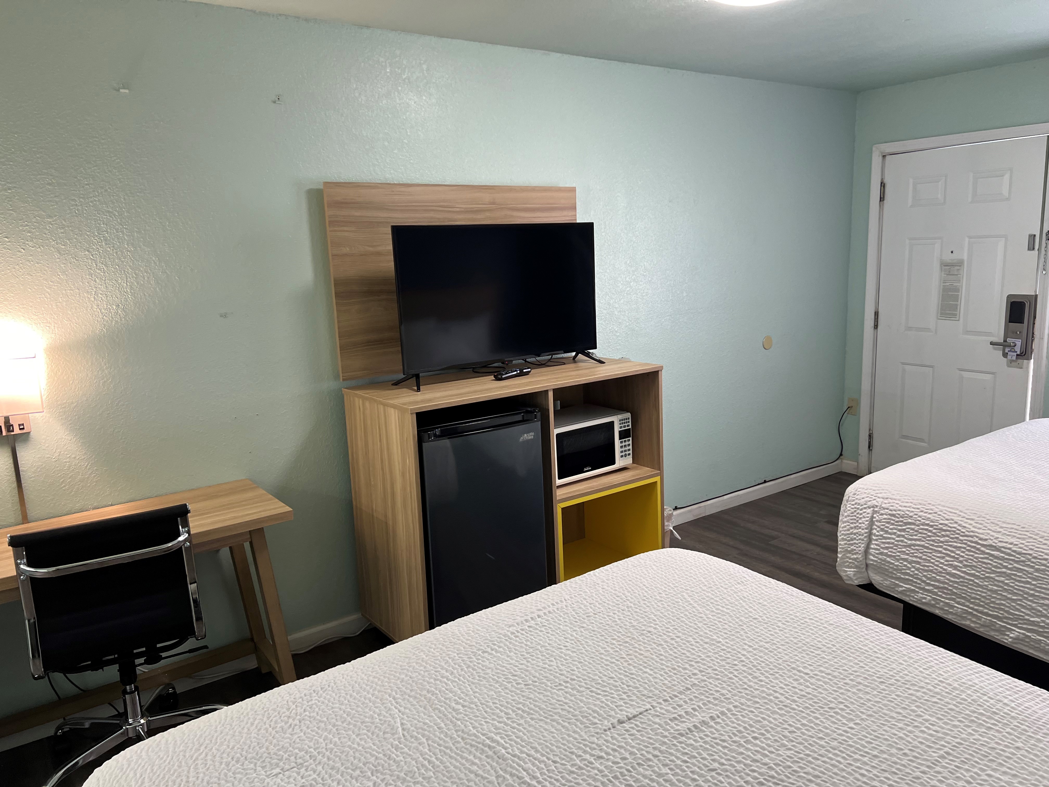Guest room at the Days Inn by Wyndham Pratt in Pratt, Kansas