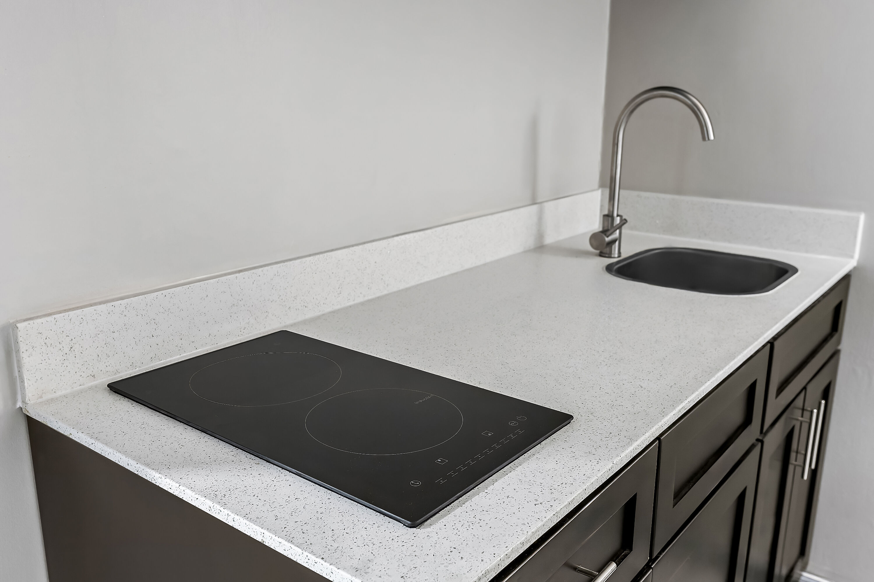 Queen bed guest room at the Days Inn by Wyndham Salina South in Salina, Kansas