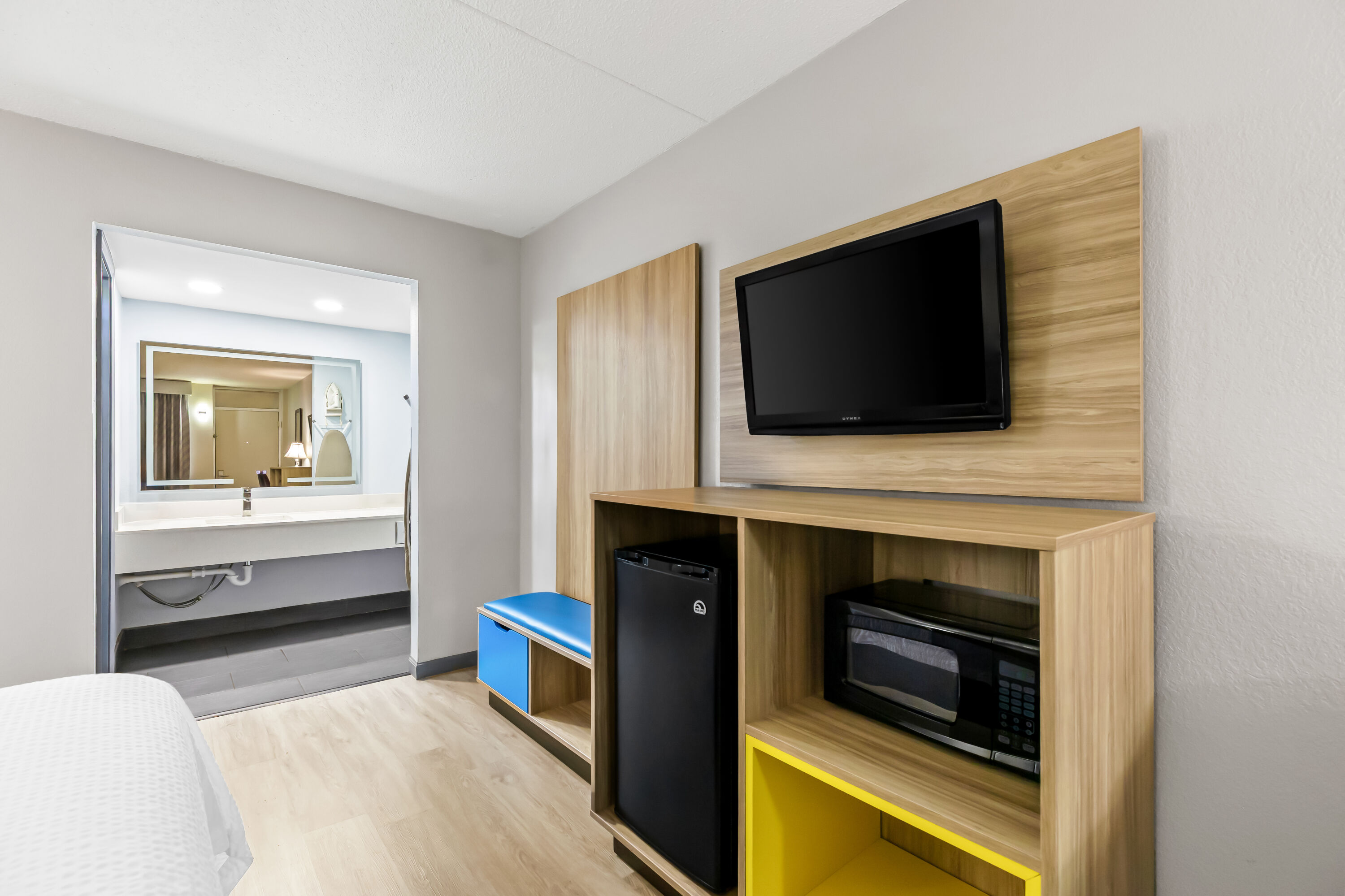 Queen bed guest room at the Days Inn by Wyndham Salina South in Salina, Kansas