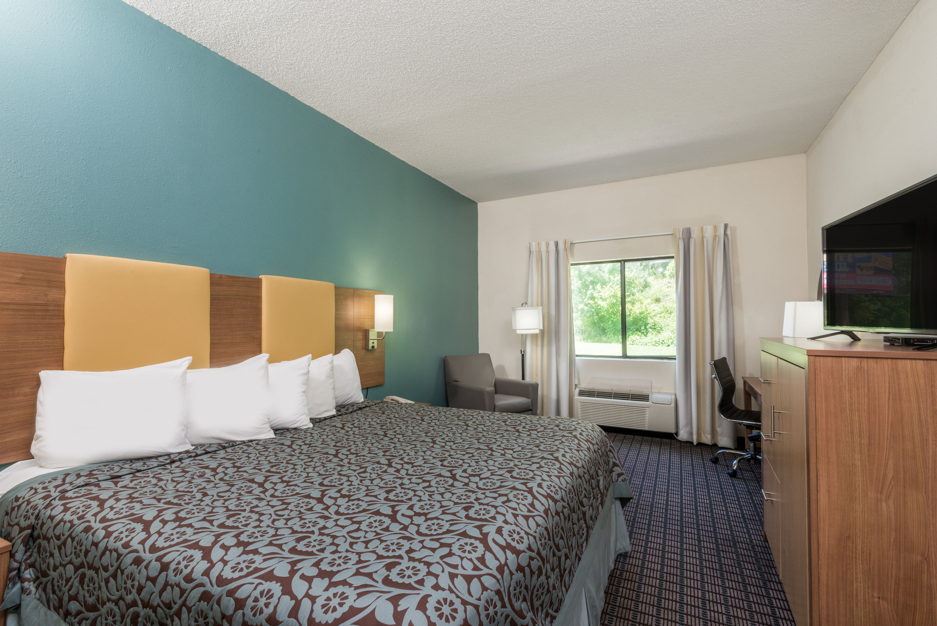 Guest room at the Days Inn by Wyndham Ashland in Ashland, Kentucky