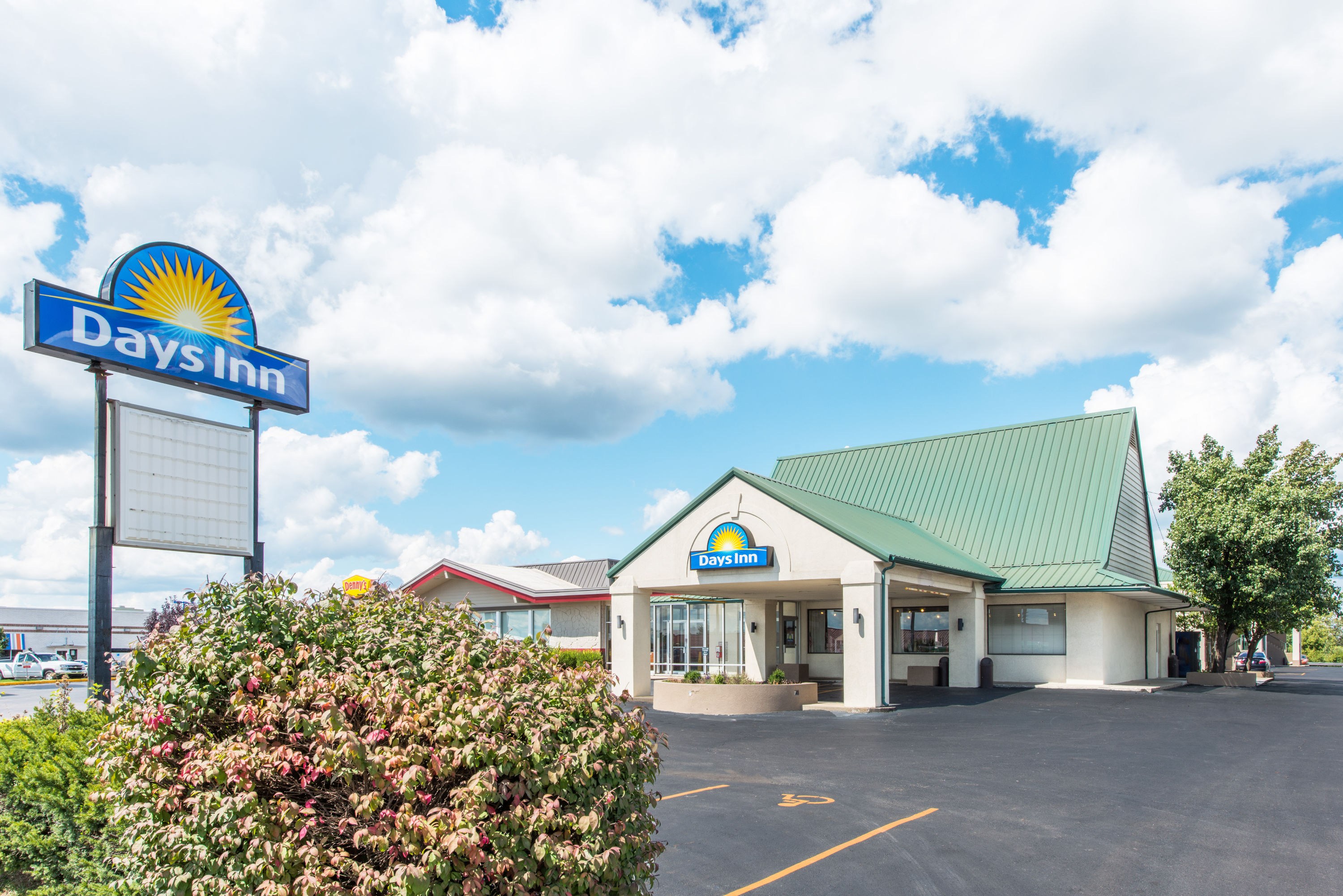 Exterior of Days Inn by Wyndham Elizabethtown hotel in Elizabethtown, Kentucky